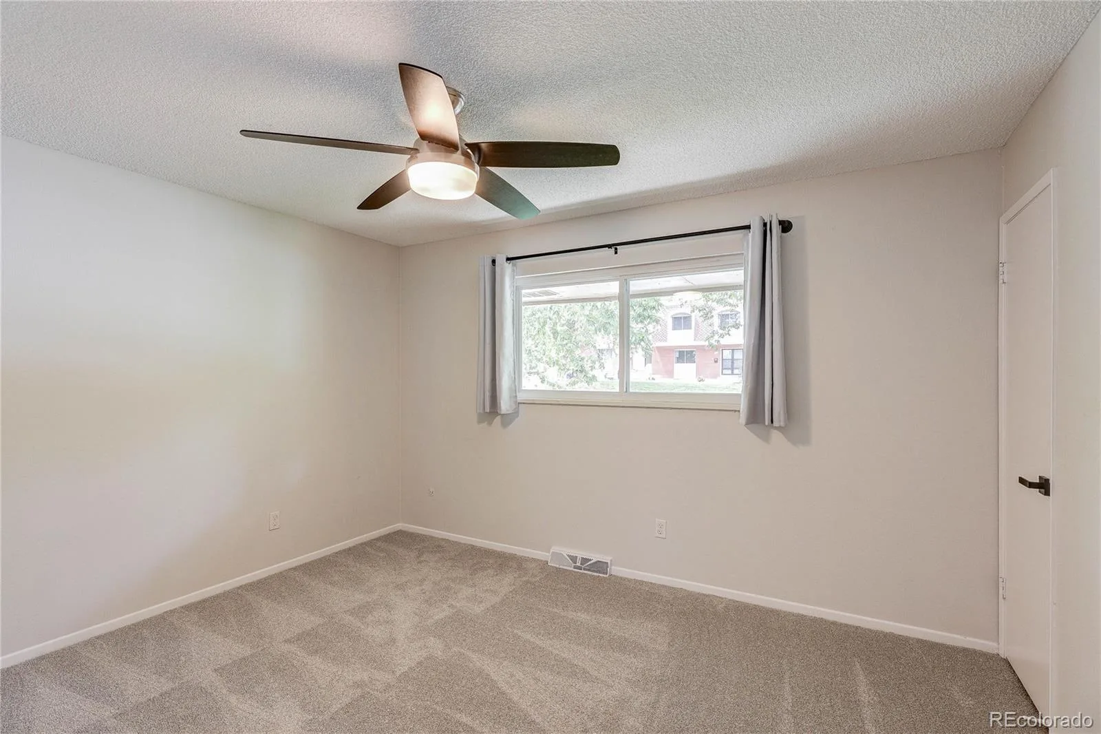 582 S Xenon Court Lakewood CO 80228 MLS #REC2457451 06092026161125 1600 29