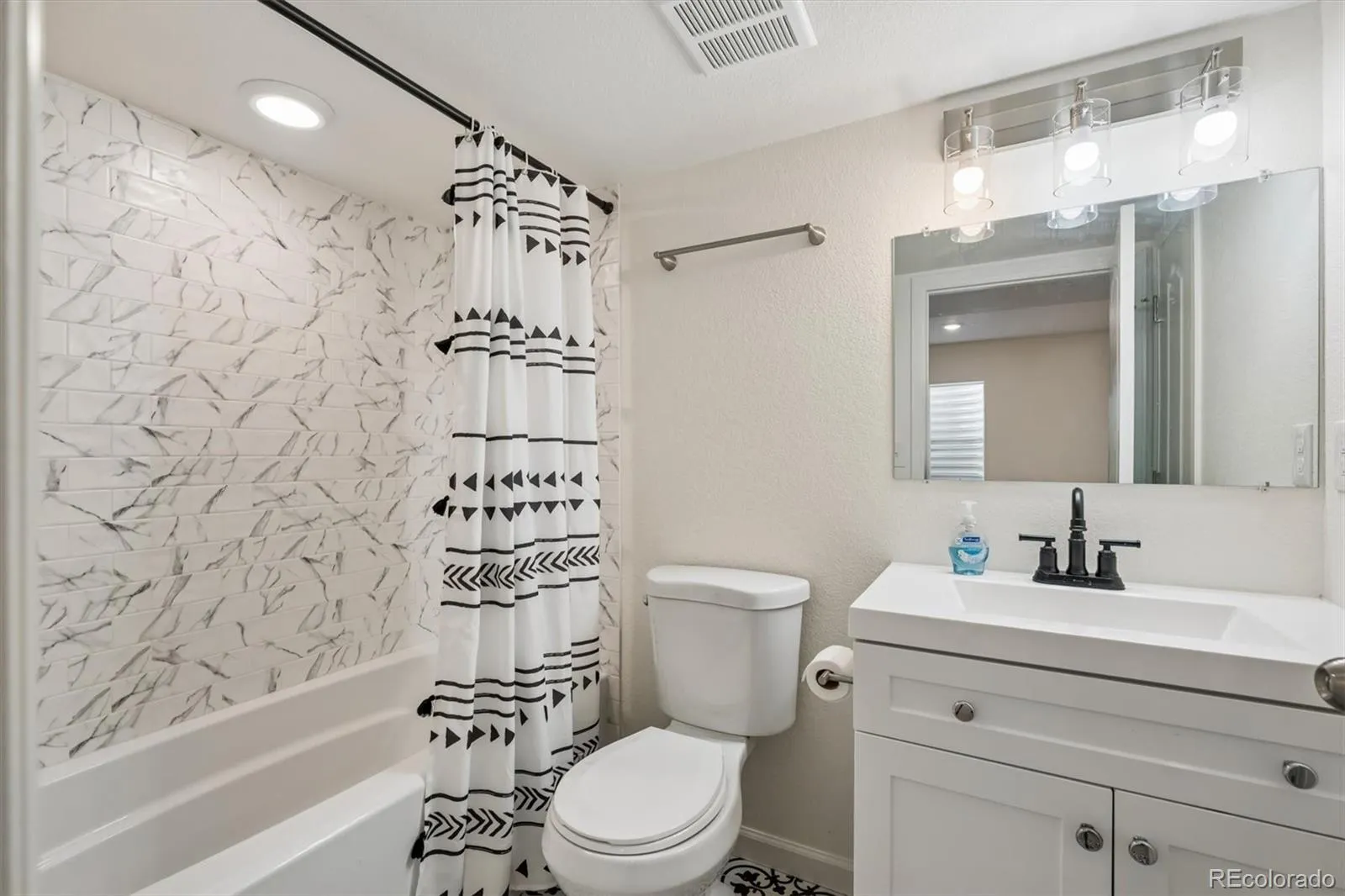 25980 E Davies Drive Aurora CO 80016 MLS #REC2478973 05142026234812 1600 22