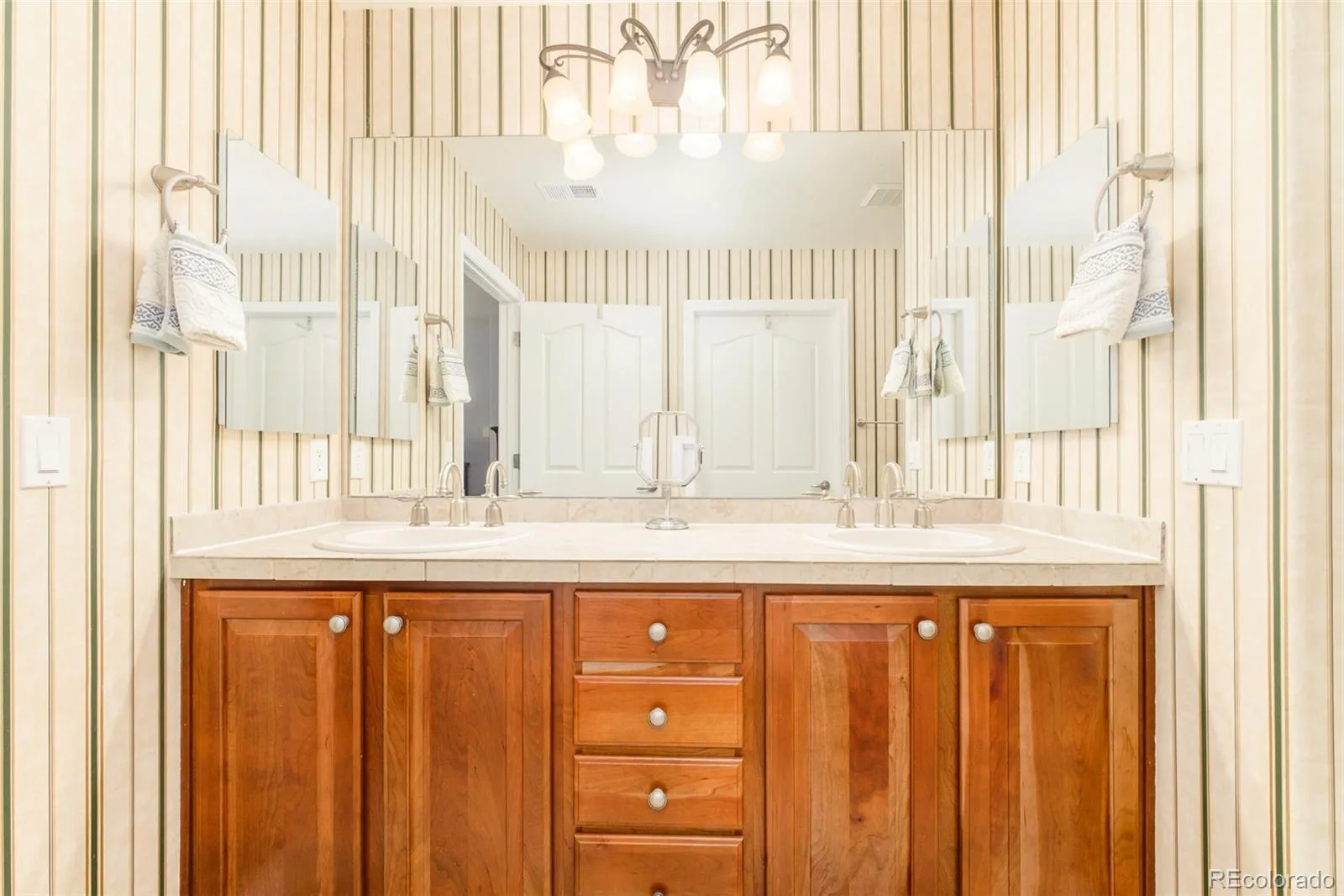 7645 S Addison Way Aurora CO 80016 | MLS #REC2479195 08272026235532 1600 23