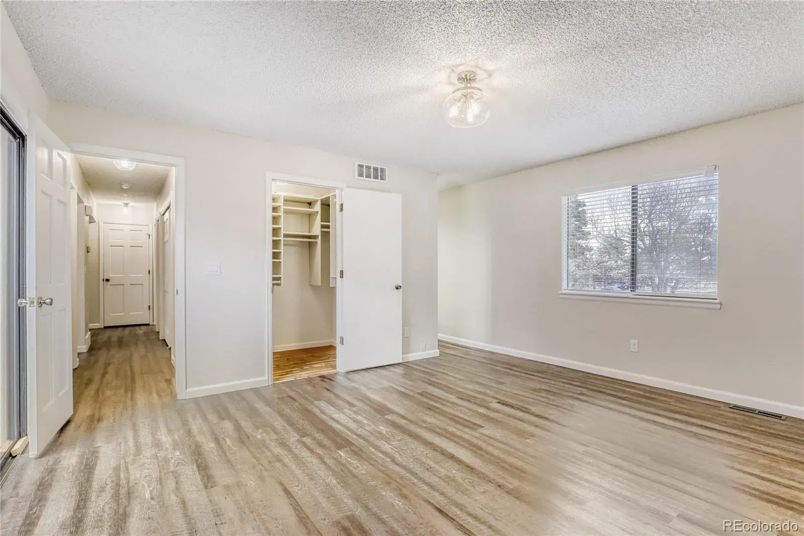 204 S Eagle Circle Aurora CO 80012 MLS #REC2483763 01232026173707 1600 16