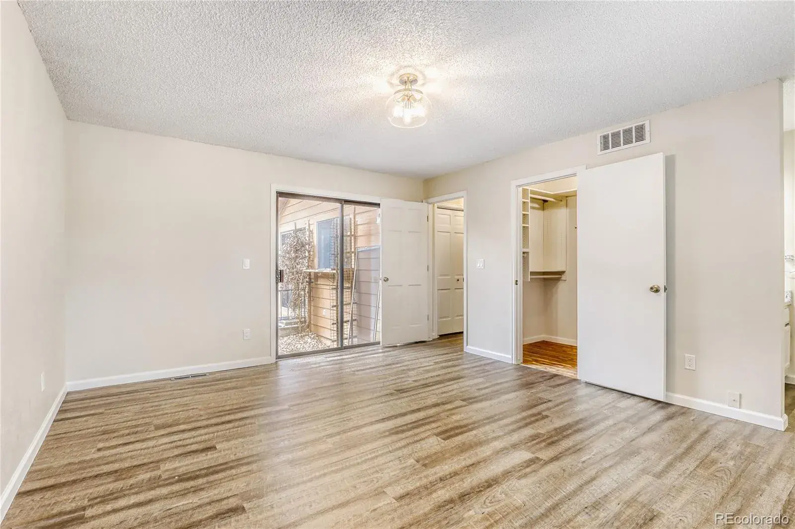 204 S Eagle Circle Aurora CO 80012 MLS #REC2483763 01232026173707 1600 17