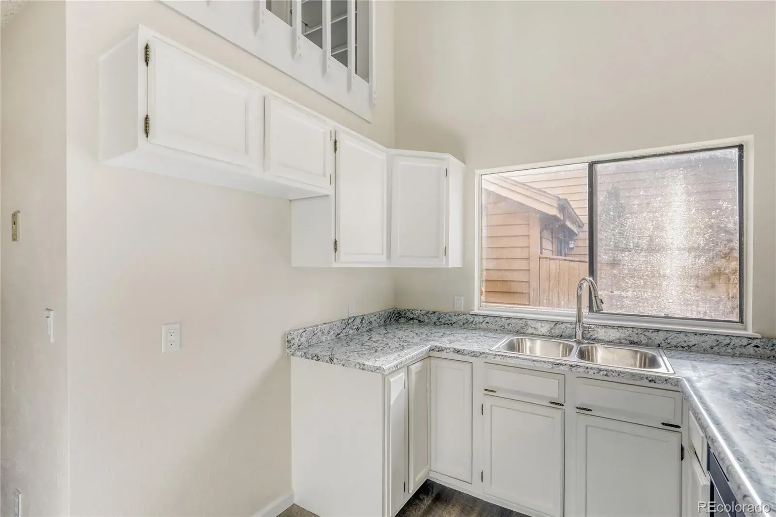 204 S Eagle Circle Aurora CO 80012 MLS #REC2483763 01232026173707 1600 6