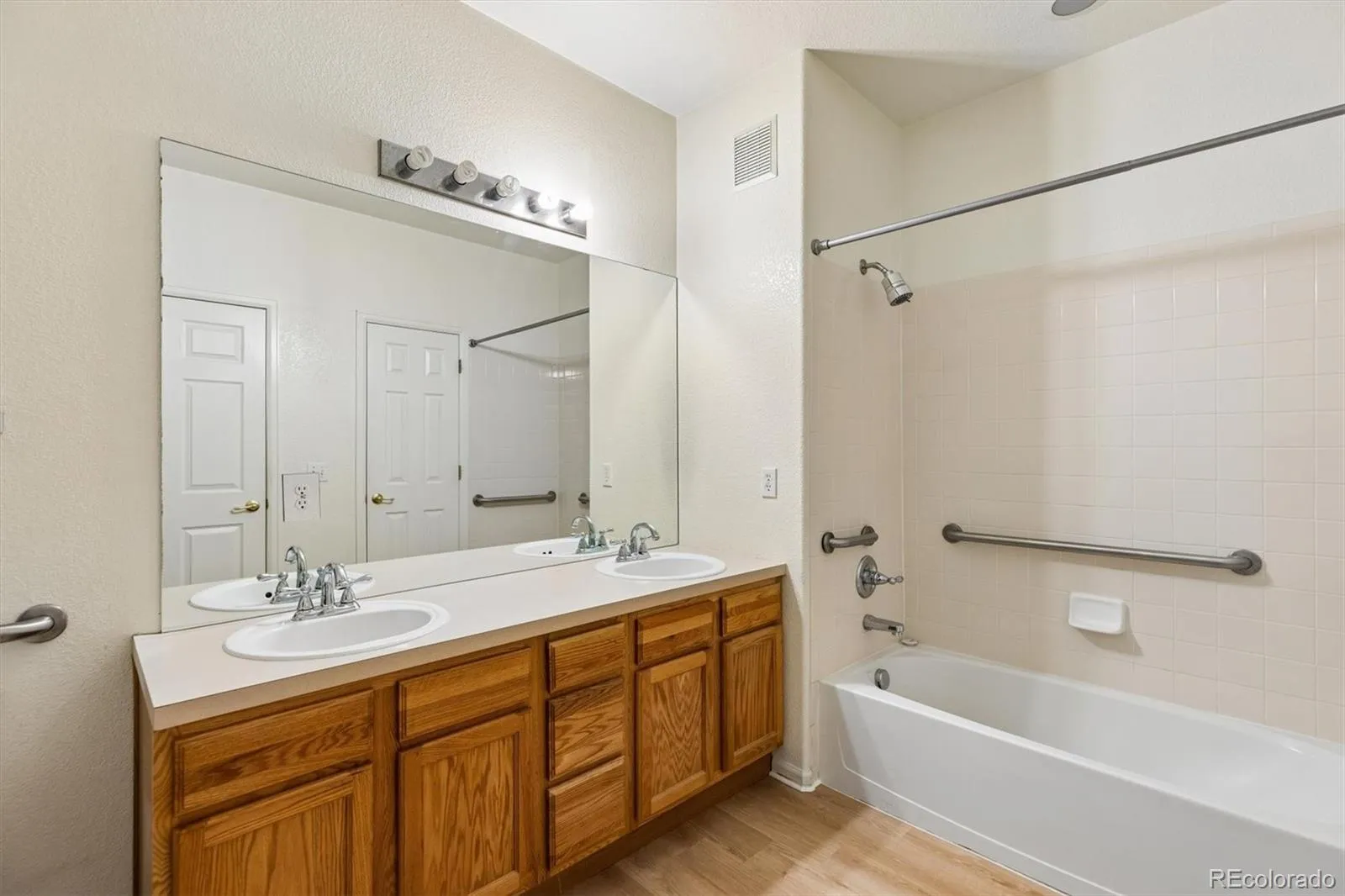 8200 E 8th Avenue #5103 Denver CO 80230 MLS #REC2511668 04162026221013 1600 14