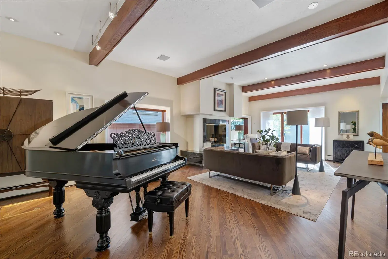 12042025002339 1600 7