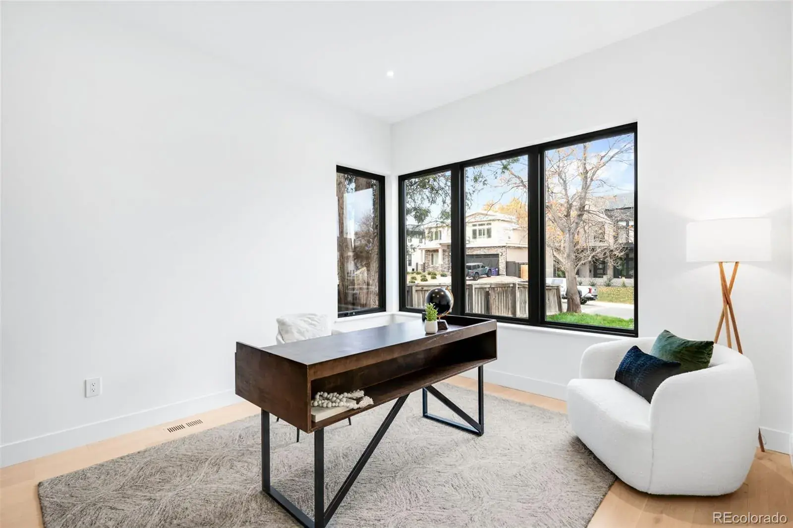 11042025005247 1600 11