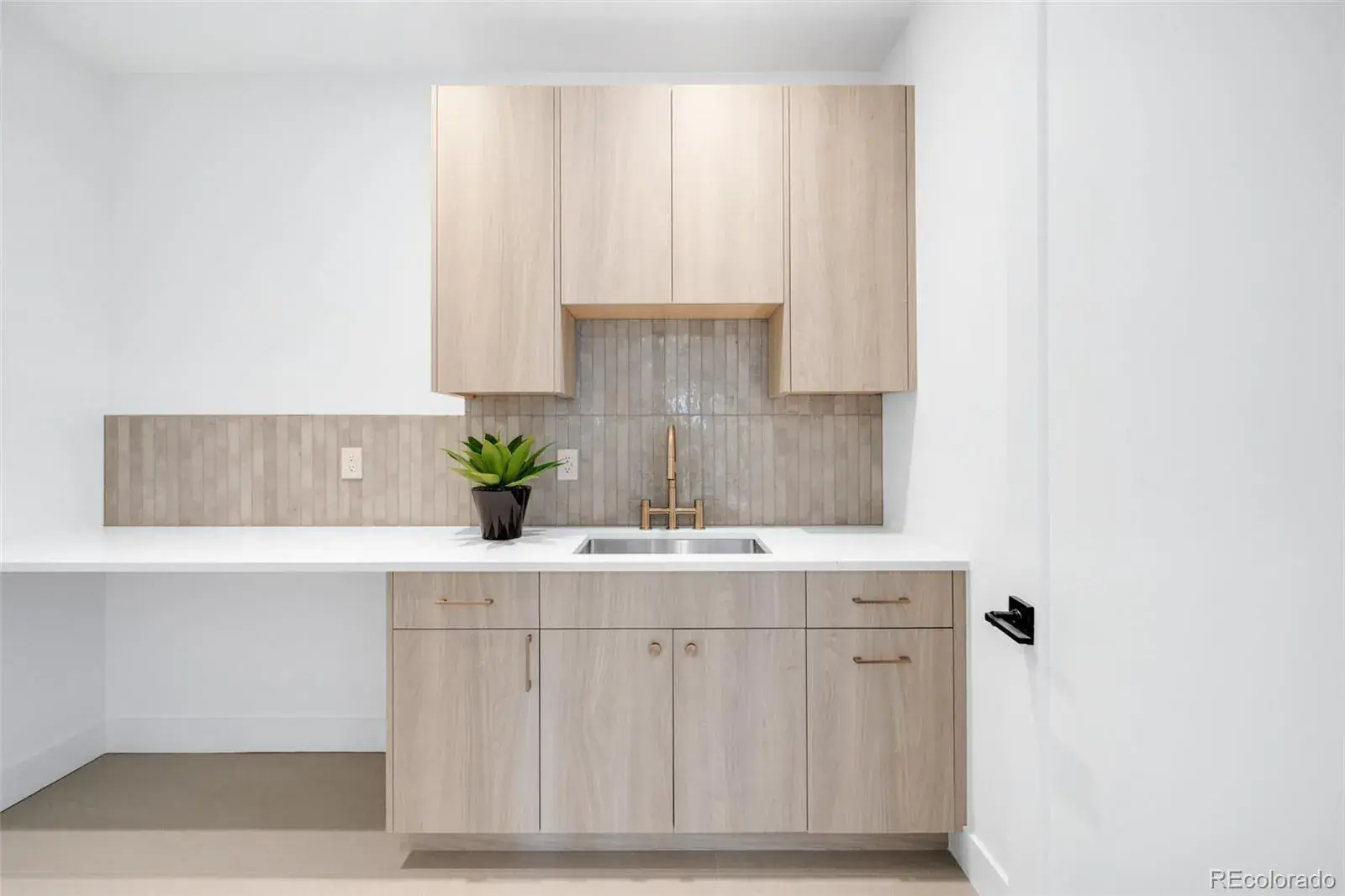 11042025005247 1600 13