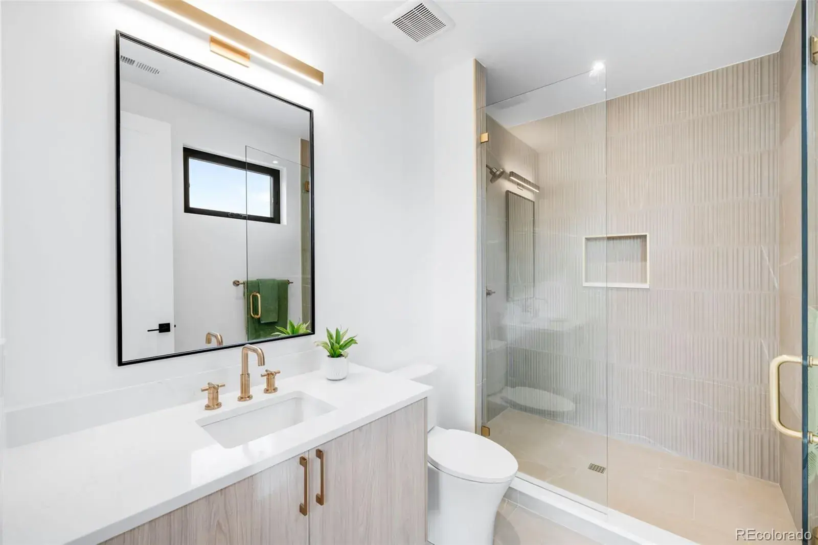 11042025005247 1600 14