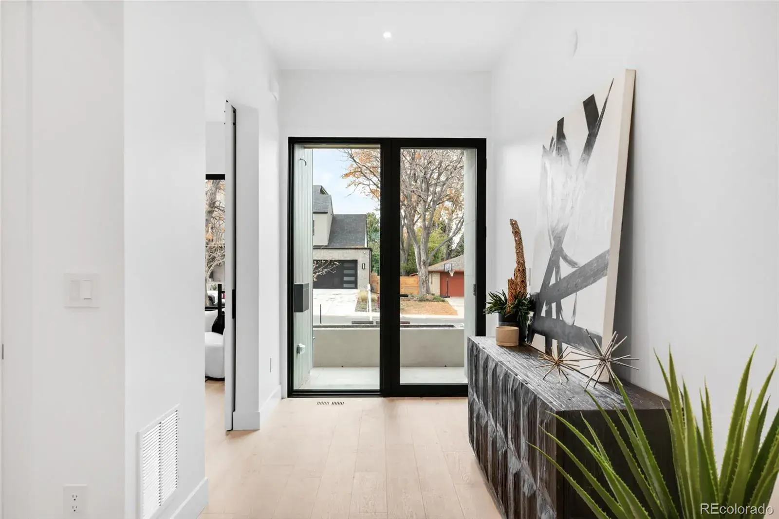 11042025005247 1600 9