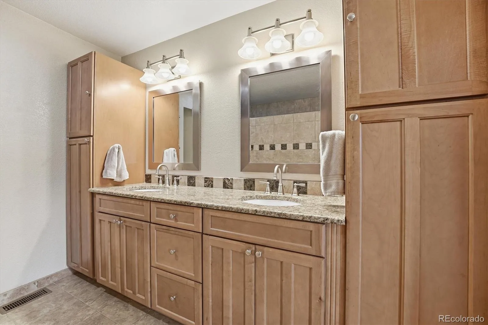 4825 S Ammons Street #119 Littleton CO 80123 MLS #REC2562658 06012026225604 1600 29