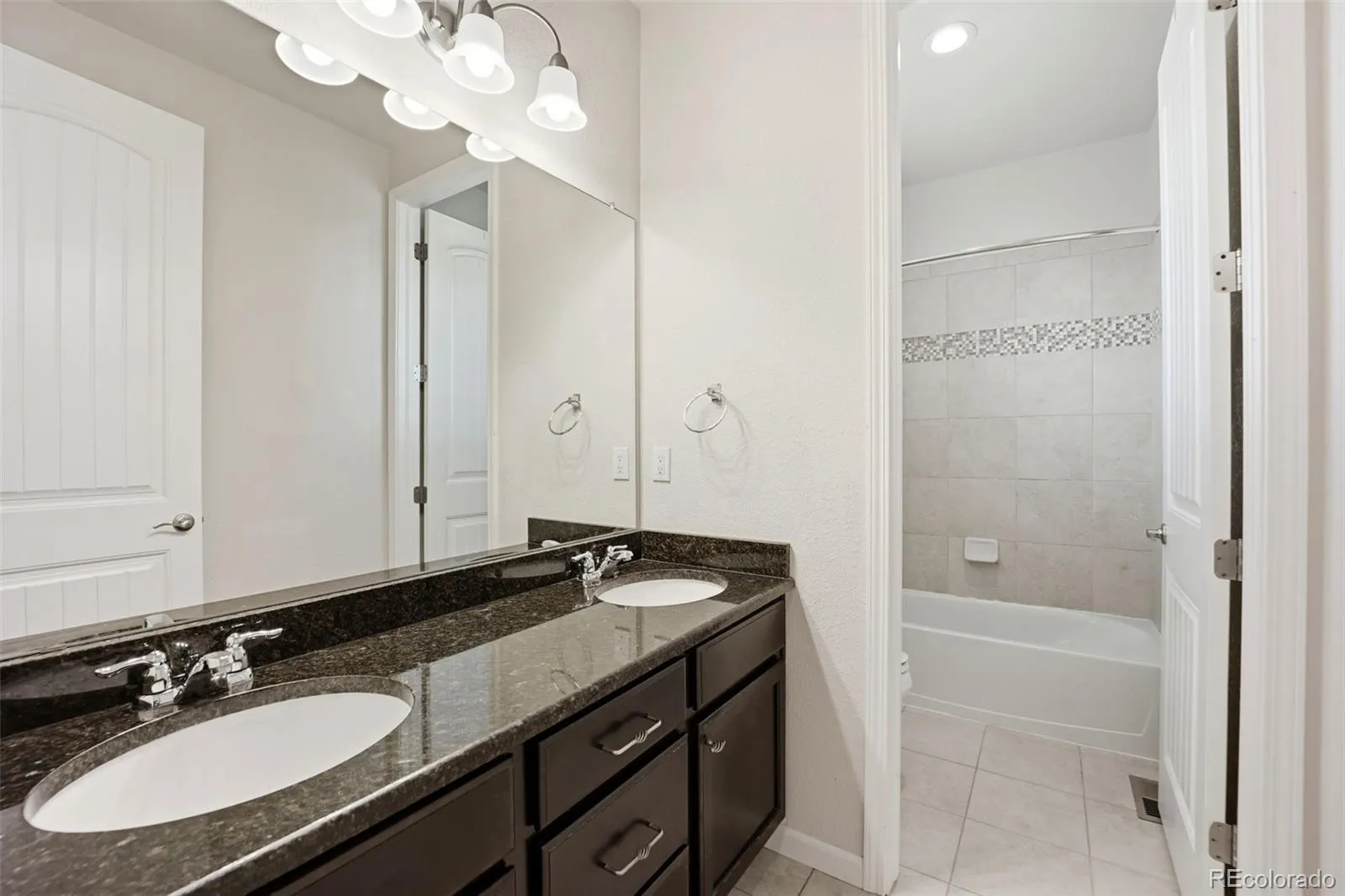7566 S Quantock Court Aurora CO 80016 MLS #REC2566619 05142026155102 1600 24