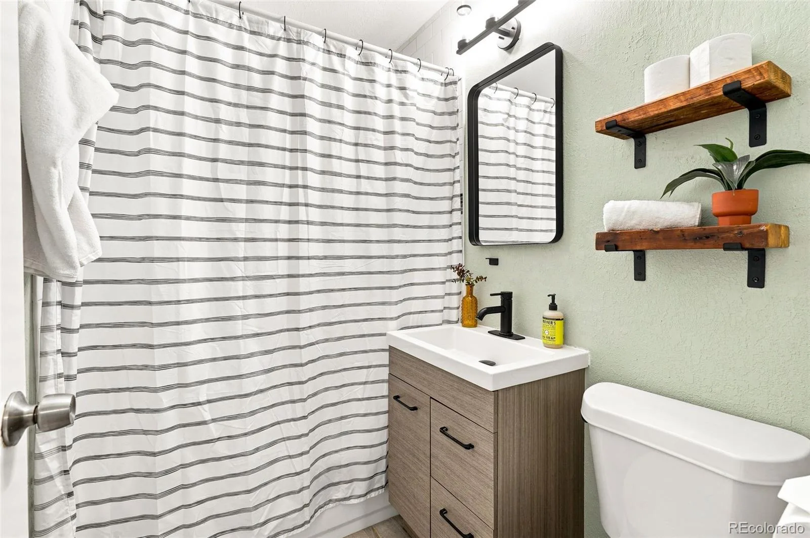1908 Akron Street Aurora CO 80010 | MLS #REC2571237 08202026222646 1600 23