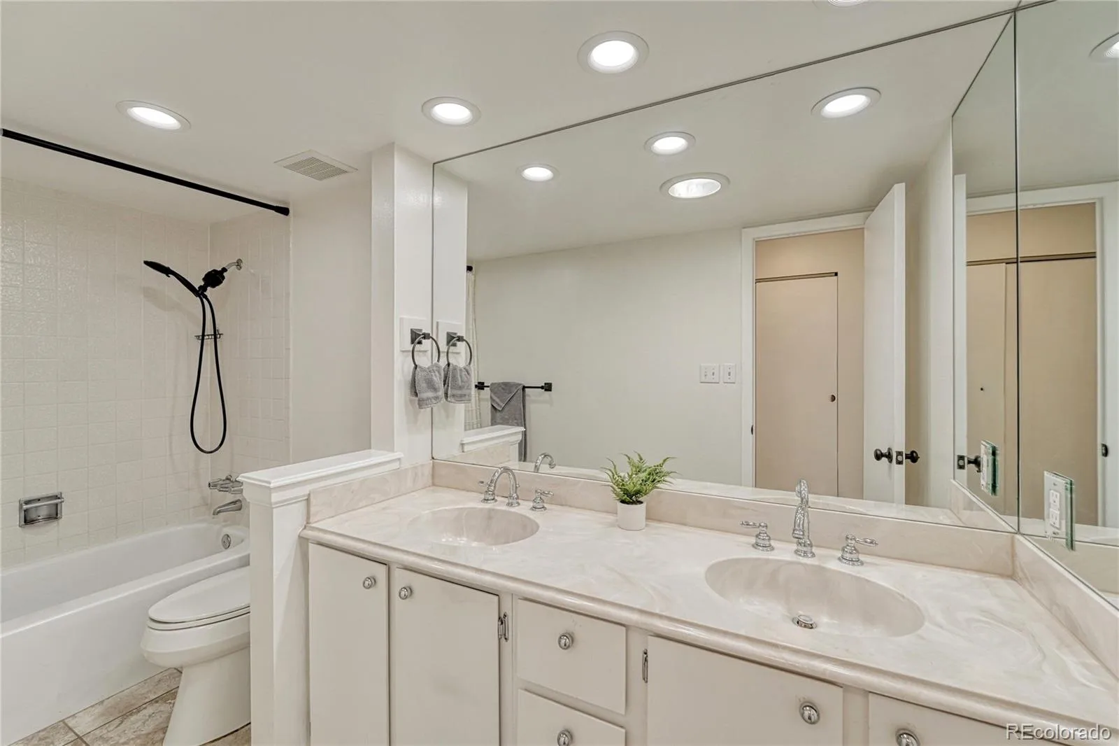 4250 S Olive Street #202 Denver CO 80237 | MLS #REC2584634 08152026144121 1600 17