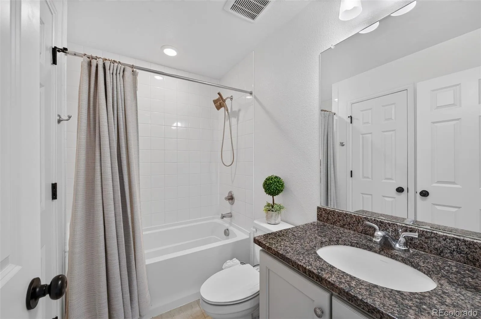 4403 N Picadilly Court Aurora CO 80019 | MLS #REC2640578 09252026011333 1600 24