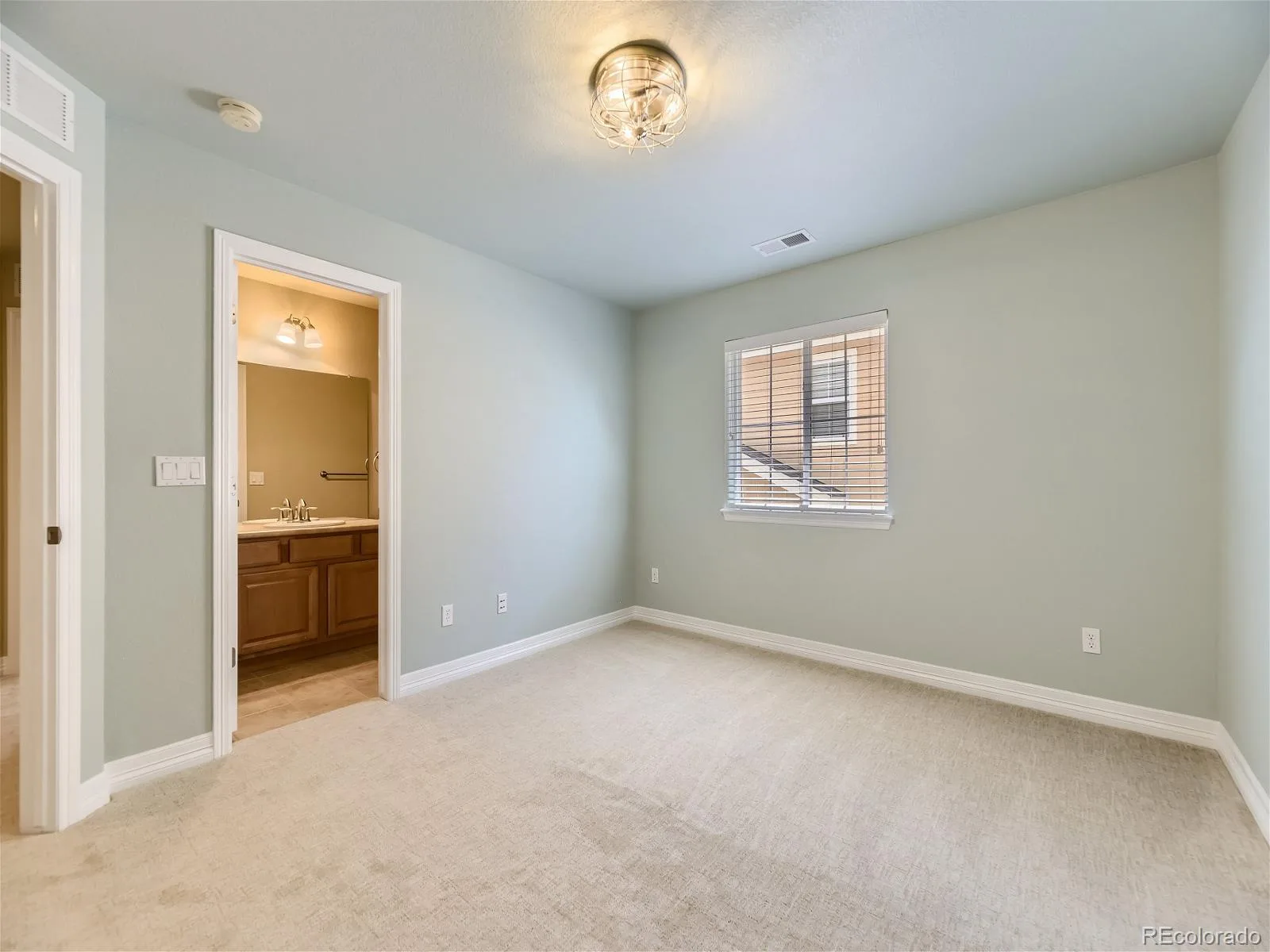 6419 S Old Hammer Way Aurora CO 80016 MLS #REC2649182 06102026064700 1600 11