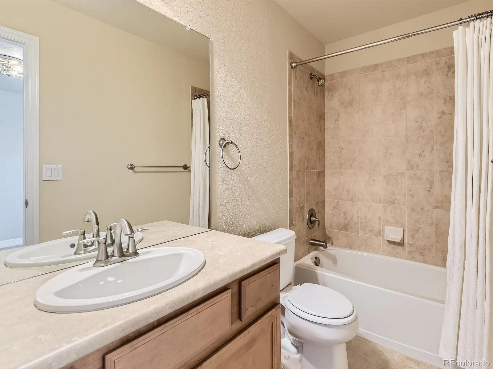 6419 S Old Hammer Way Aurora CO 80016 MLS #REC2649182 06102026064700 1600 12