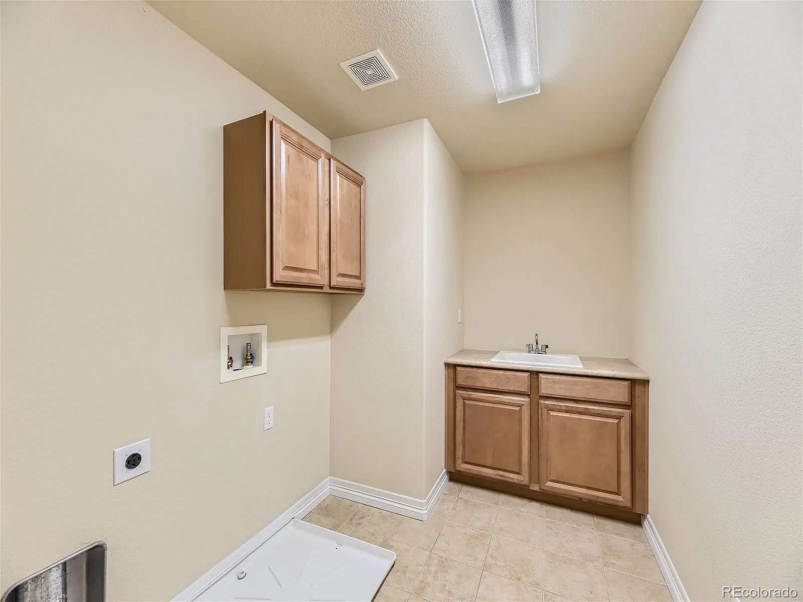 6419 S Old Hammer Way Aurora CO 80016 MLS #REC2649182 06102026064700 1600 13