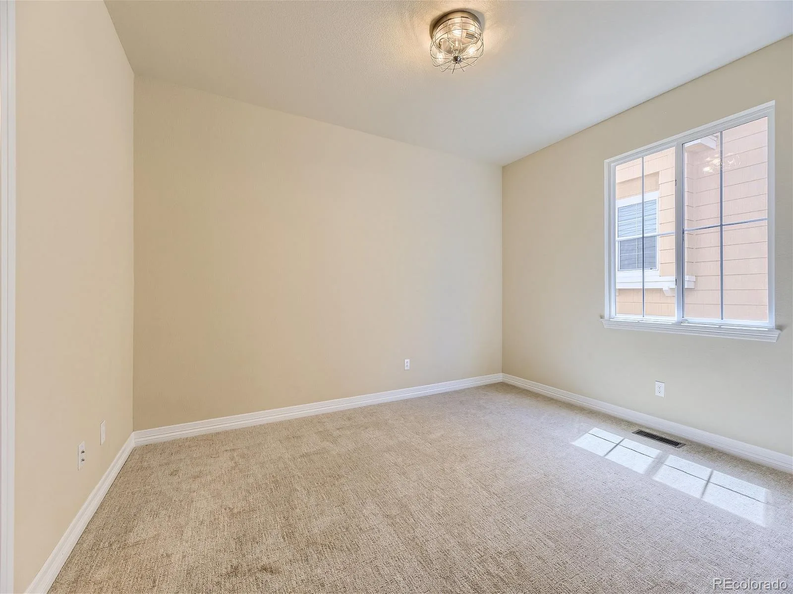 6419 S Old Hammer Way Aurora CO 80016 MLS #REC2649182 06102026064700 1600 18