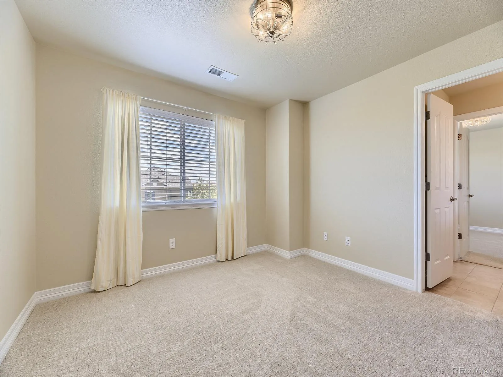 6419 S Old Hammer Way Aurora CO 80016 MLS #REC2649182 06102026064700 1600 8