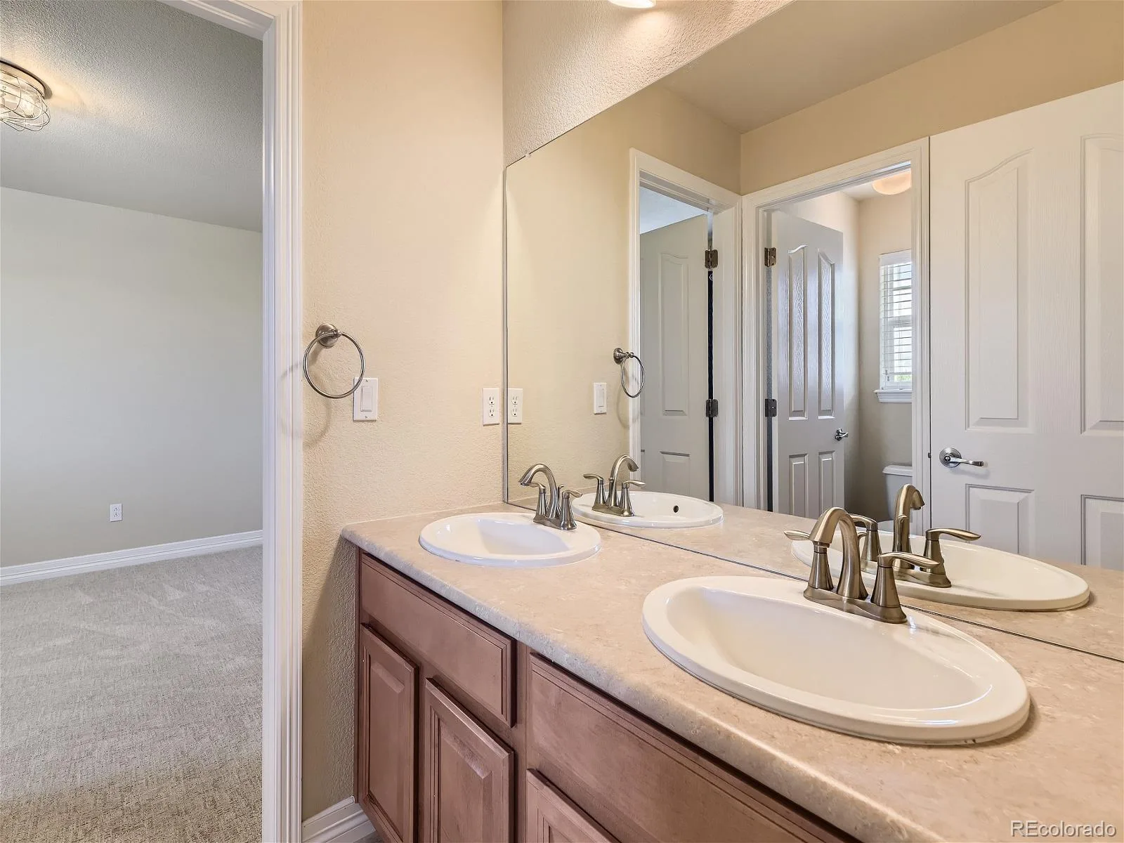 6419 S Old Hammer Way Aurora CO 80016 MLS #REC2649182 06102026064700 1600 9