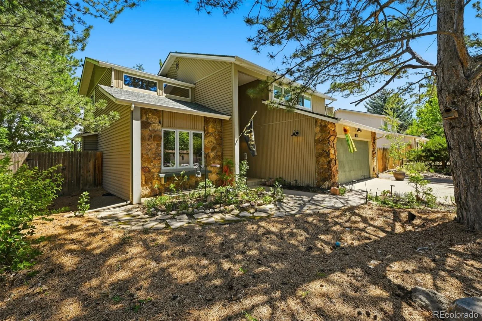 927 Oakwood Drive Castle Rock CO 80104 | MLS #REC2686388 06182026185045 1600 1