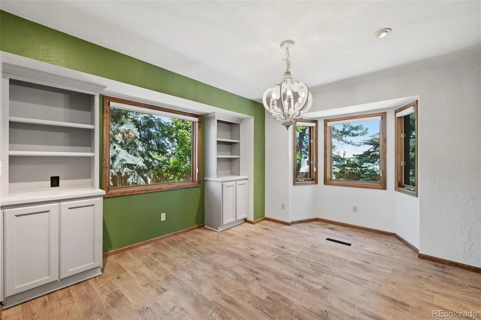 927 Oakwood Drive Castle Rock CO 80104 | MLS #REC2686388 06182026185045 1600 12