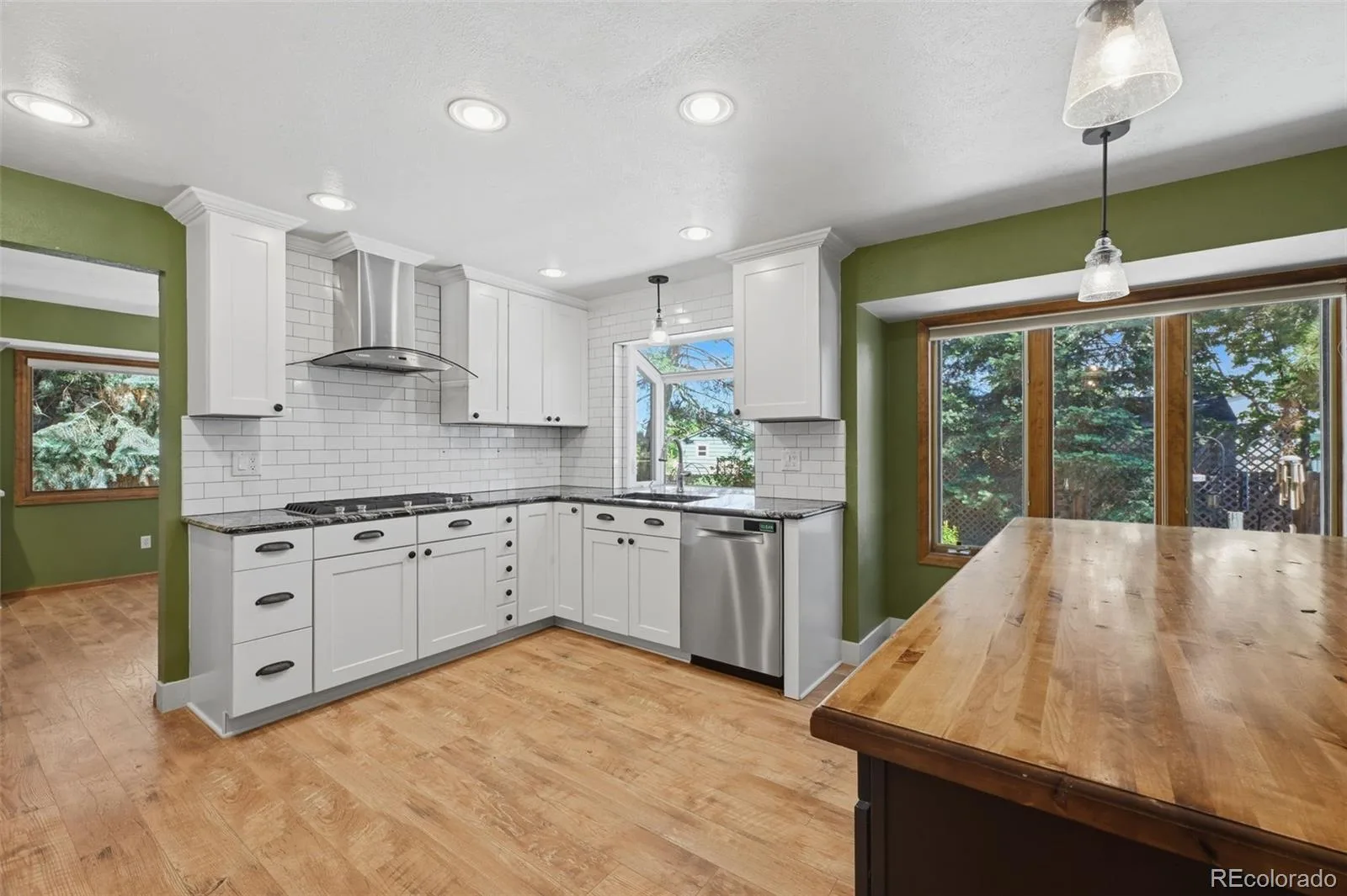 927 Oakwood Drive Castle Rock CO 80104 | MLS #REC2686388 06182026185045 1600 15
