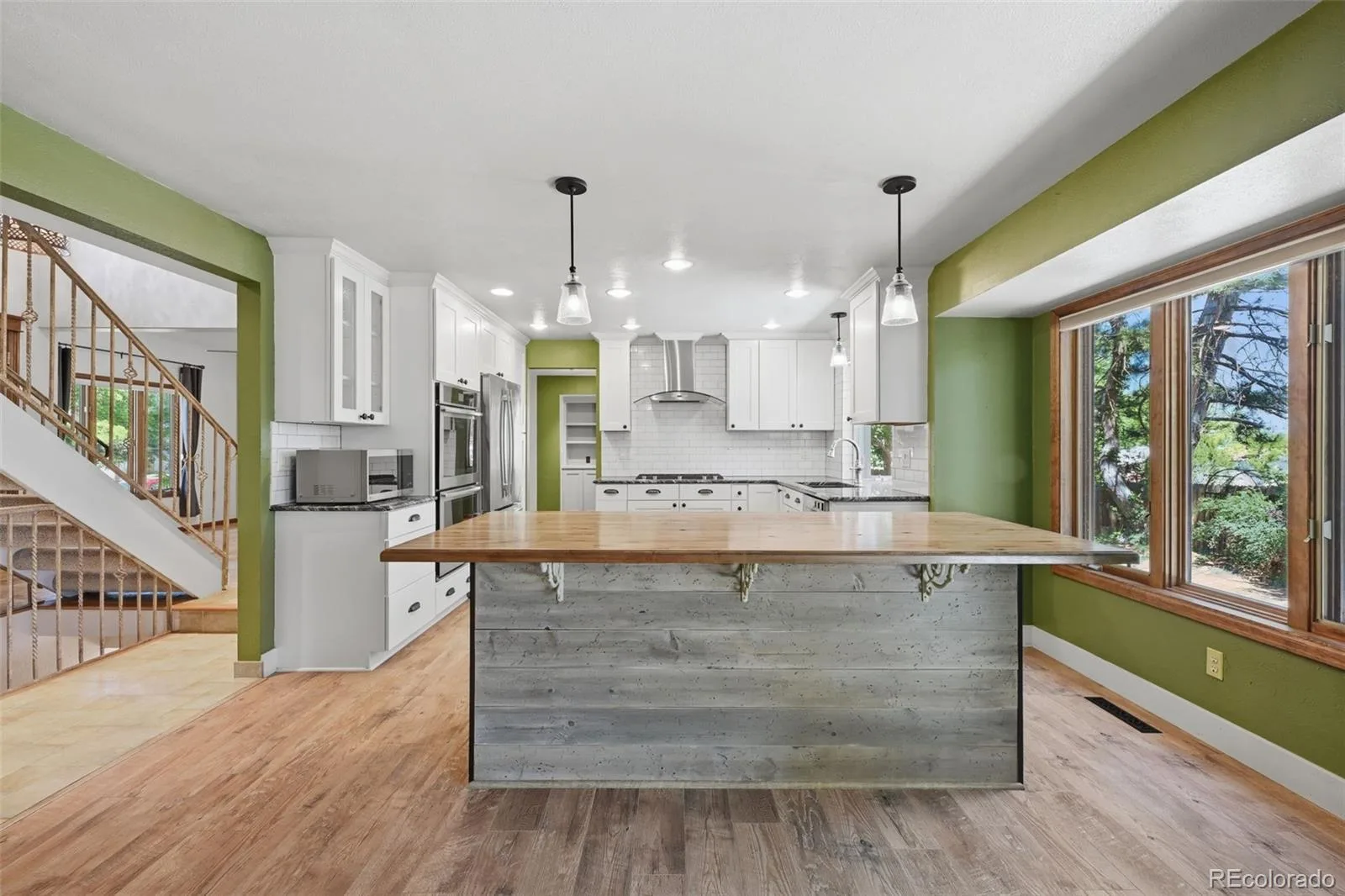 927 Oakwood Drive Castle Rock CO 80104 | MLS #REC2686388 06182026185045 1600 16