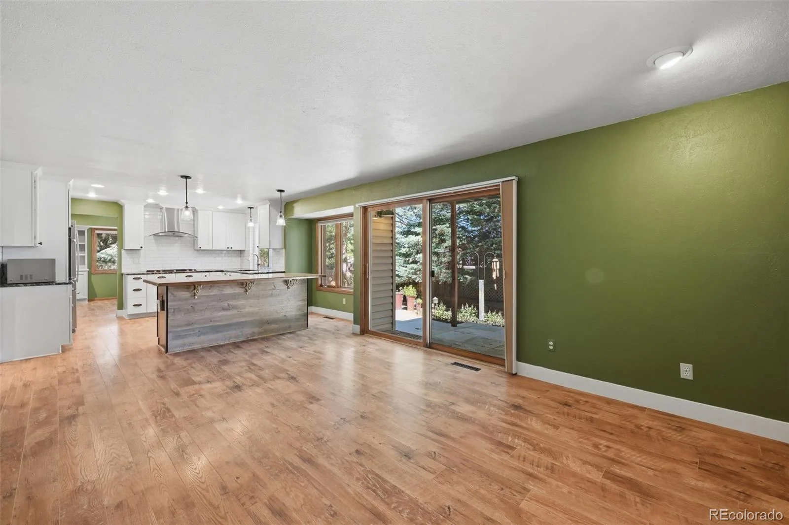 927 Oakwood Drive Castle Rock CO 80104 | MLS #REC2686388 06182026185045 1600 20