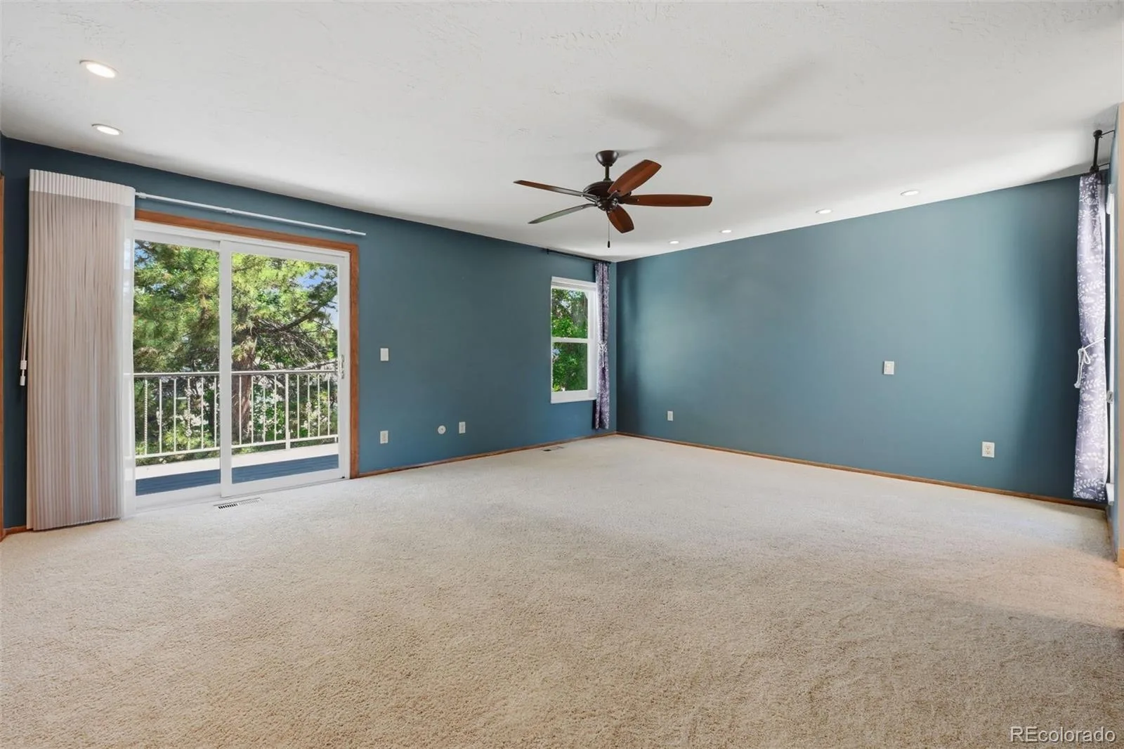 927 Oakwood Drive Castle Rock CO 80104 | MLS #REC2686388 06182026185045 1600 24