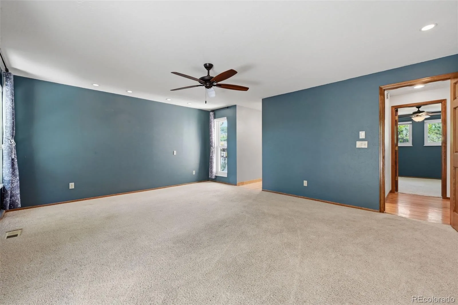 927 Oakwood Drive Castle Rock CO 80104 | MLS #REC2686388 06182026185045 1600 25