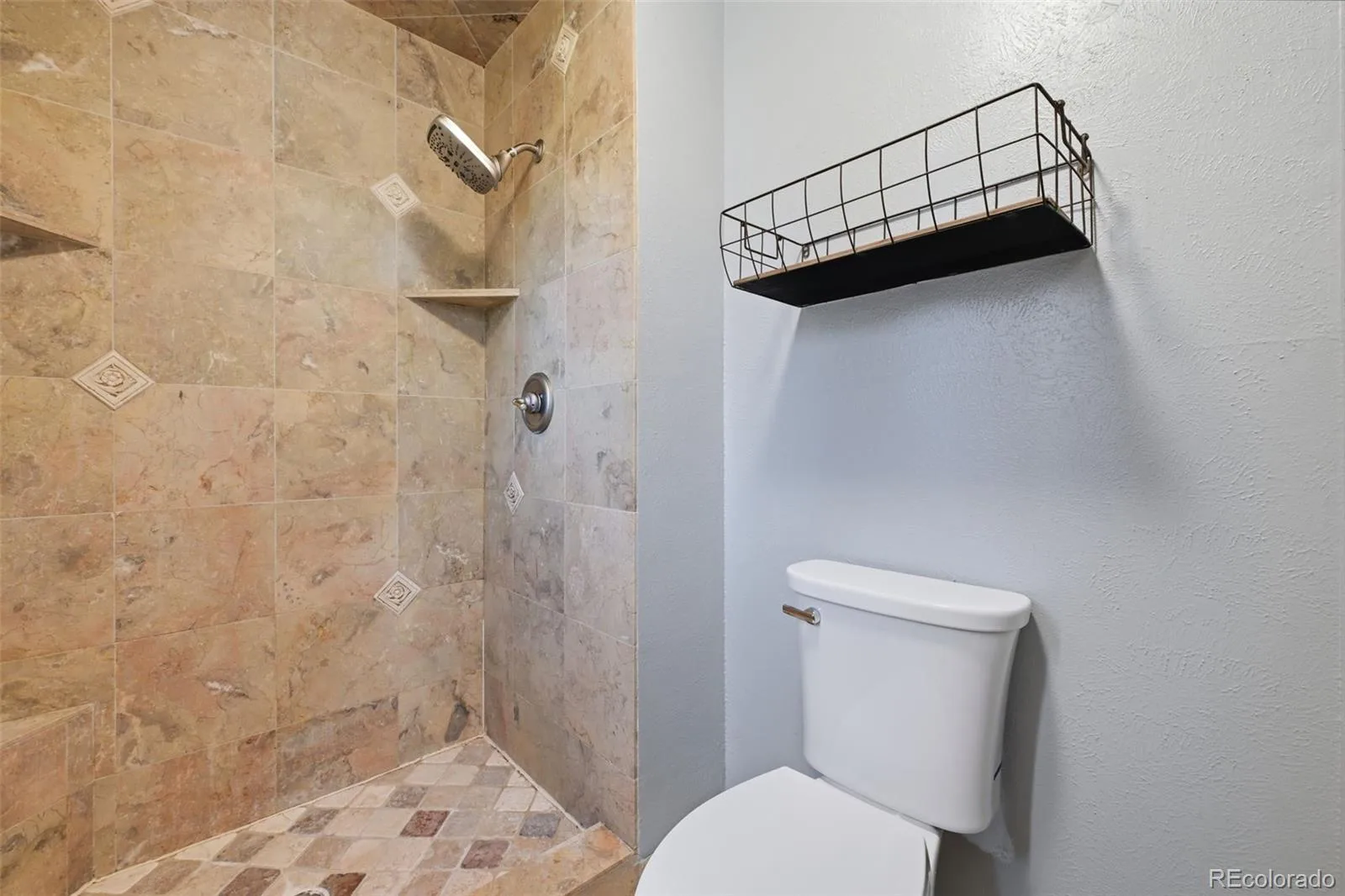 927 Oakwood Drive Castle Rock CO 80104 | MLS #REC2686388 06182026185045 1600 29