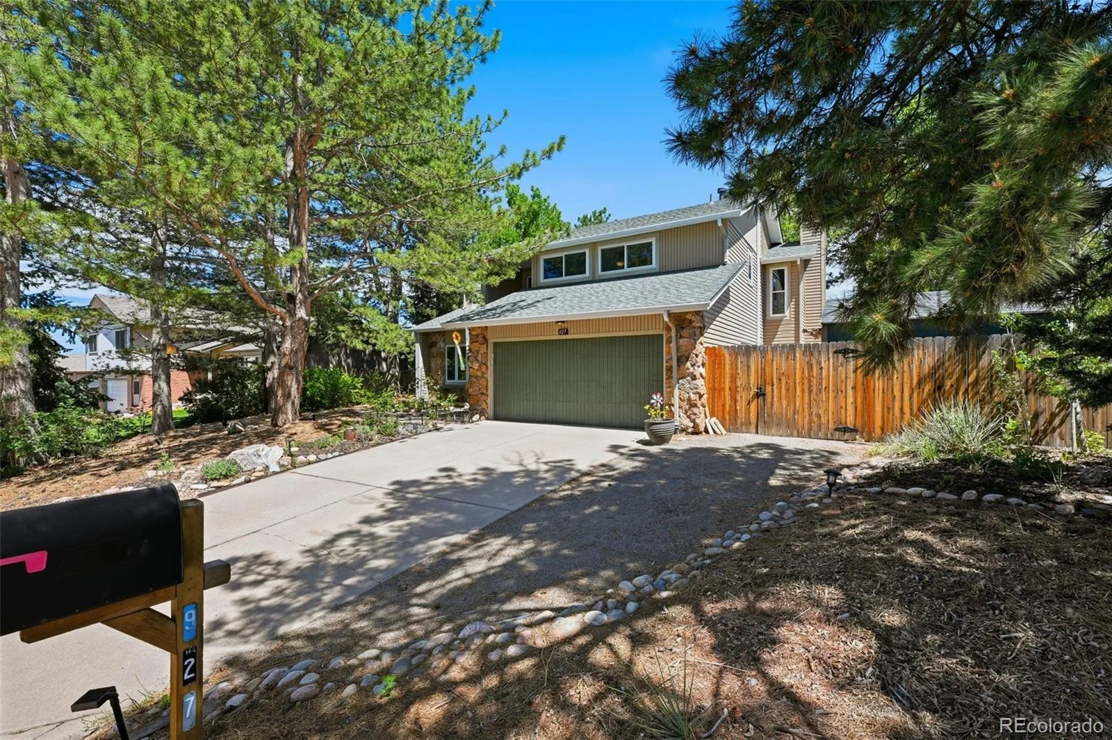 927 Oakwood Drive Castle Rock CO 80104 | MLS #REC2686388 06182026185045 1600 3