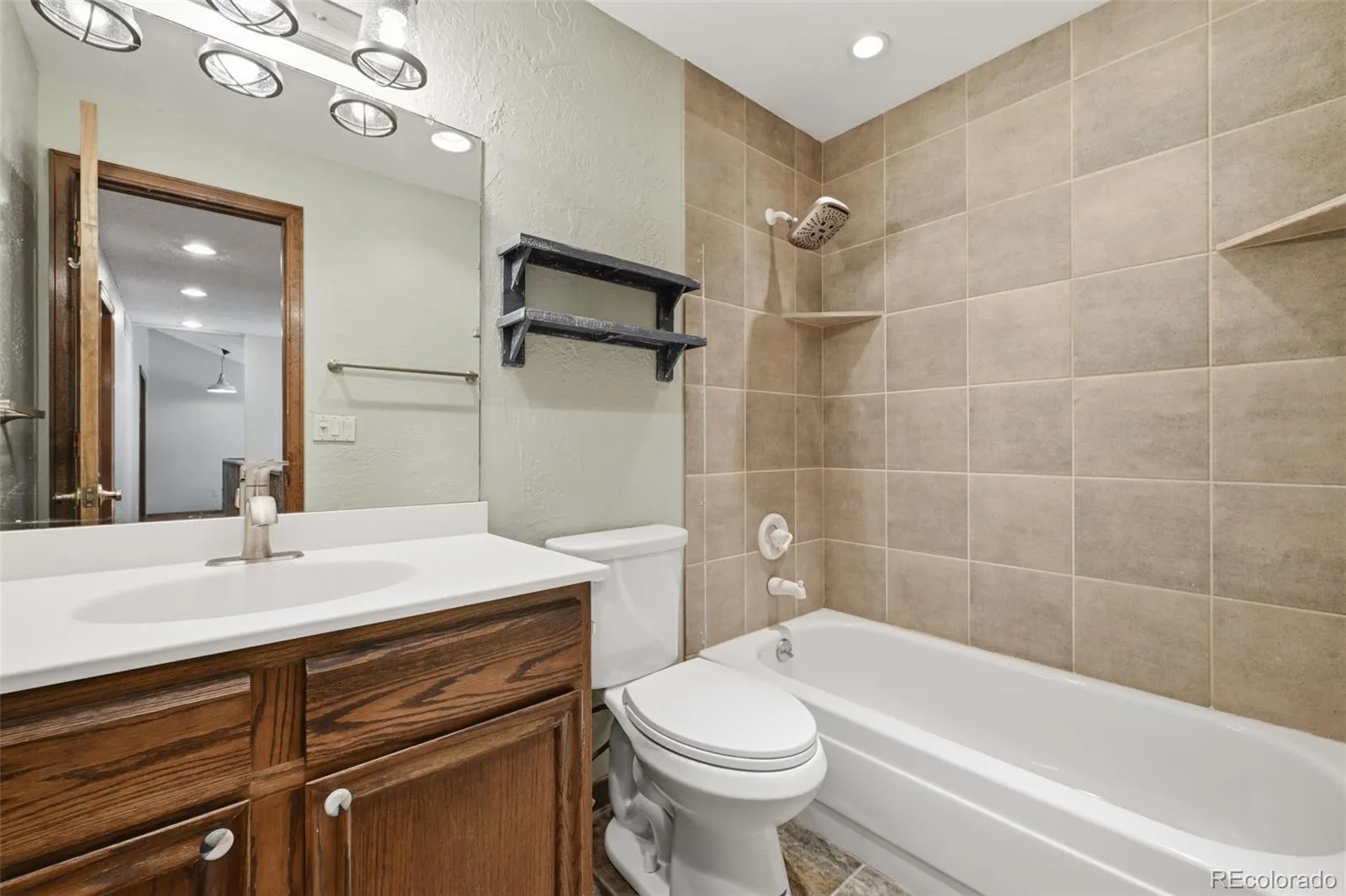 927 Oakwood Drive Castle Rock CO 80104 | MLS #REC2686388 06182026185045 1600 33