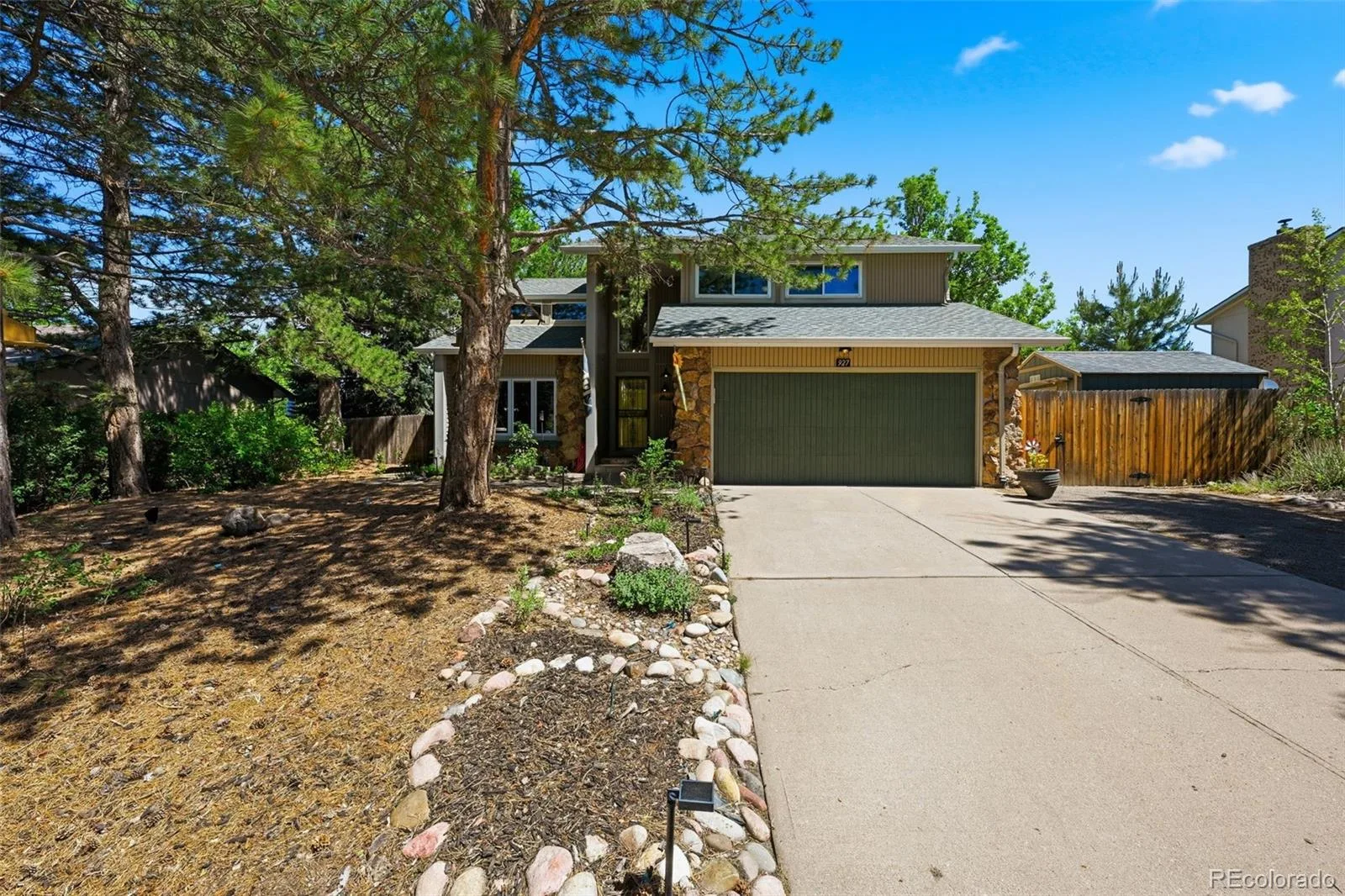 927 Oakwood Drive Castle Rock CO 80104 | MLS #REC2686388 06182026185045 1600 4