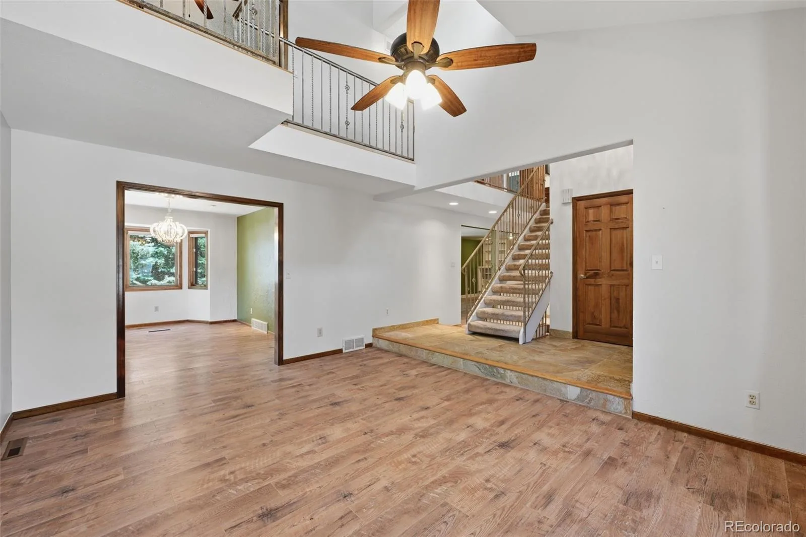 927 Oakwood Drive Castle Rock CO 80104 | MLS #REC2686388 06182026185045 1600 9