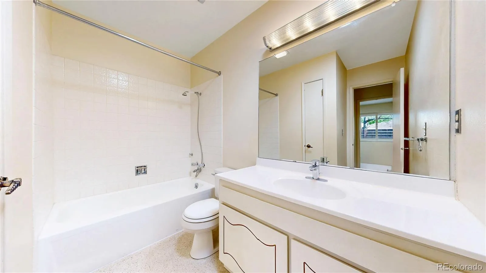 153 S Vance Court Lakewood CO 80226 MLS #REC2687680 05022026055749 1600 20