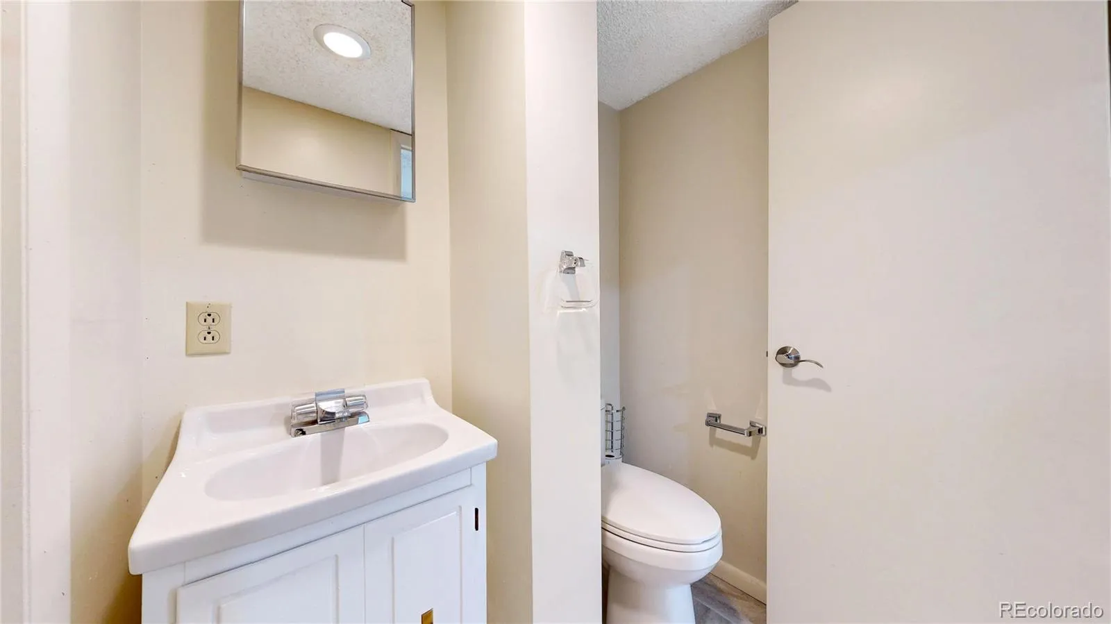153 S Vance Court Lakewood CO 80226 MLS #REC2687680 05022026055749 1600 23