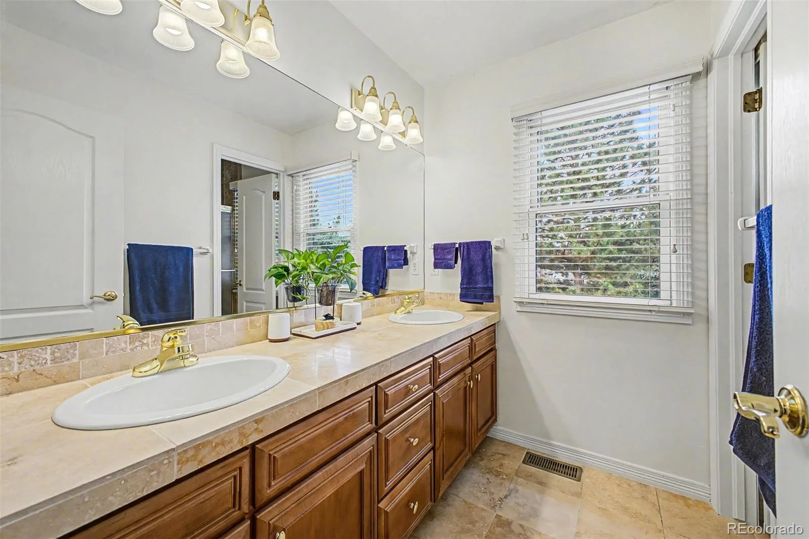 8631 E Hawaii Drive Denver CO 80231 MLS #REC2728686 05292026170416 1600 24