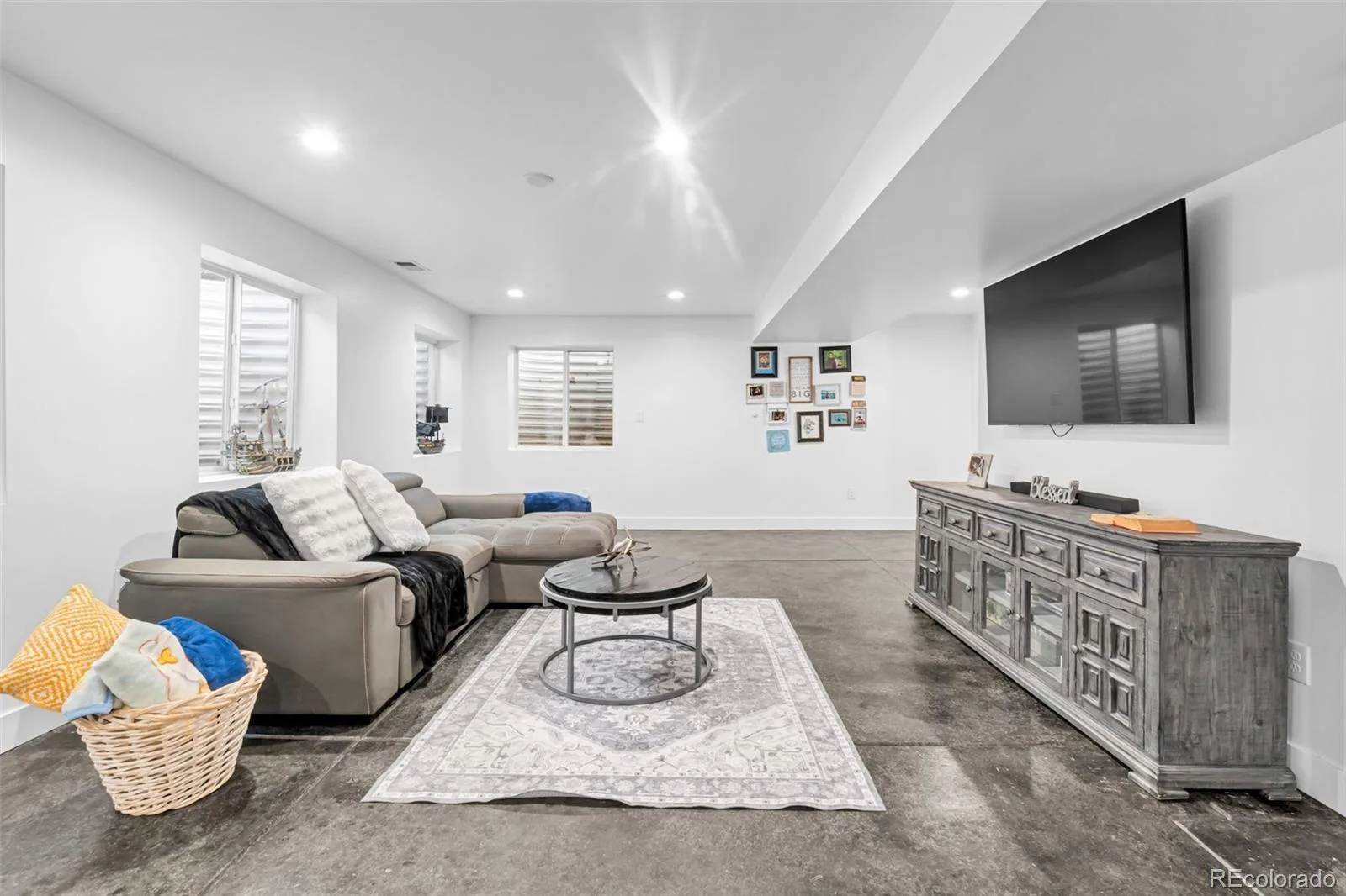 5564 Laredo Street Denver CO 80239 | MLS #REC2743760 06262026040818 1600 22