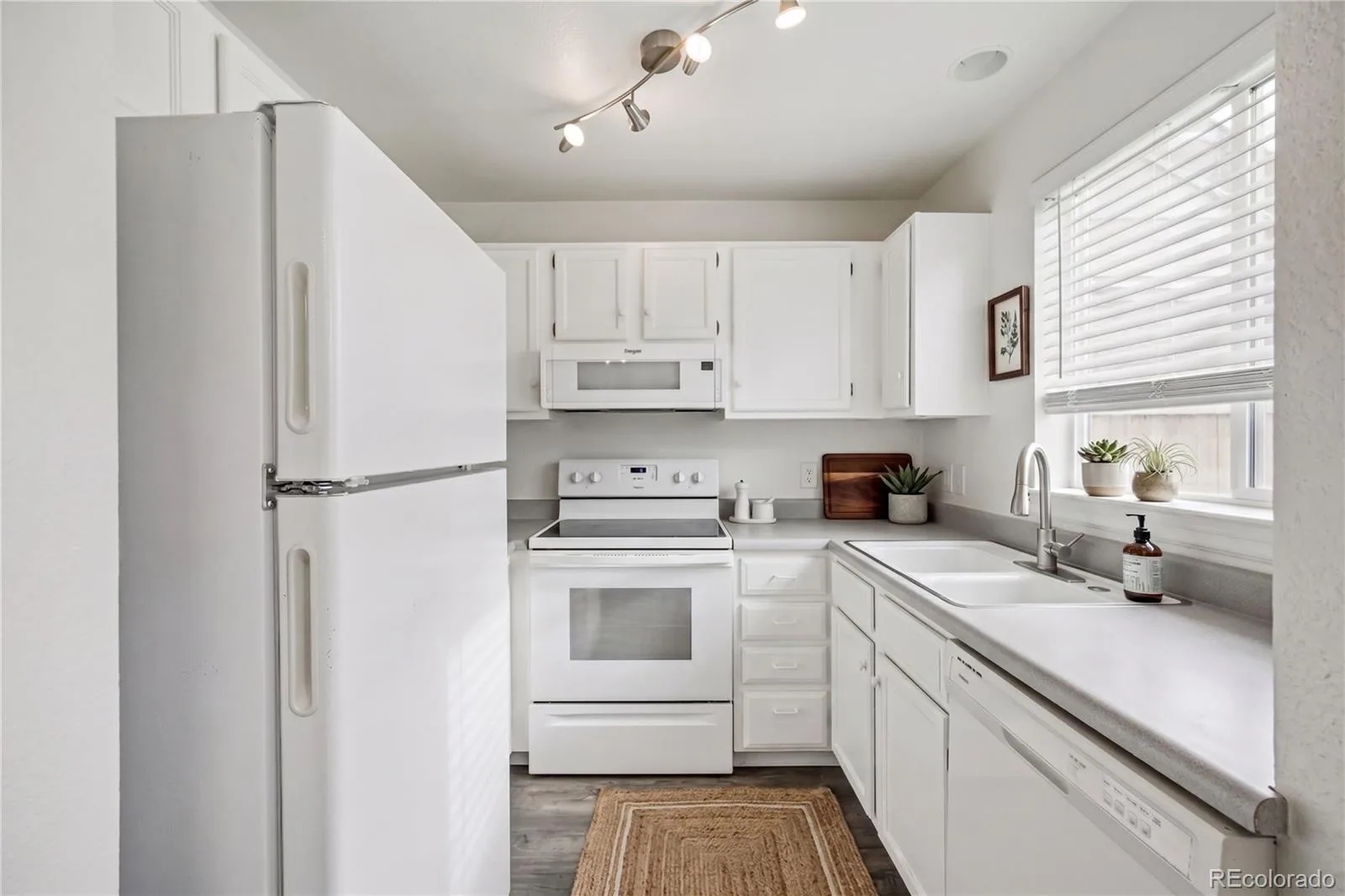 805 Summer Drive Highlands Ranch CO 80126 | MLS #REC2762953 08192026012546 1600 1