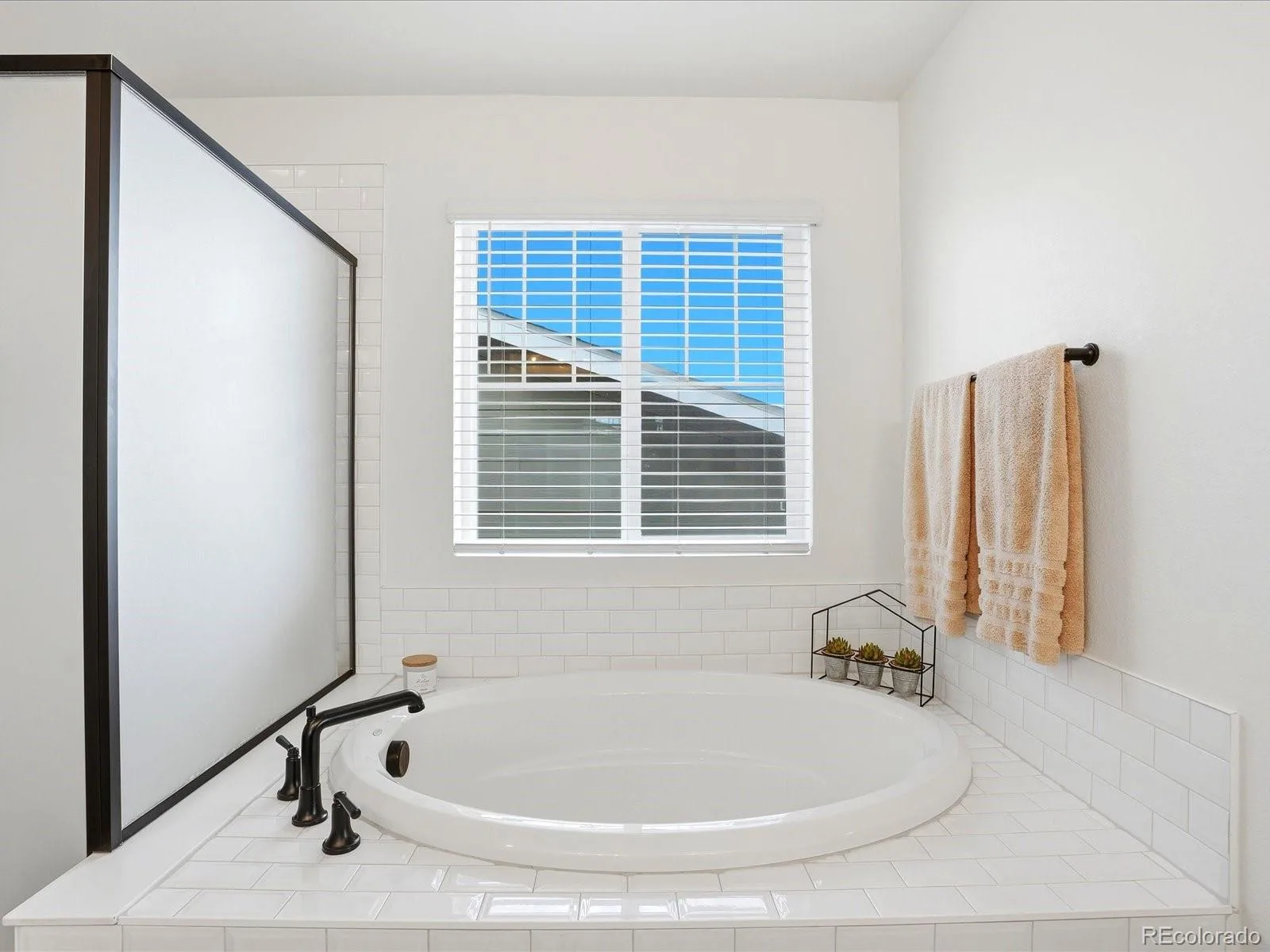 24601 E 37th Avenue Aurora CO 80019 | MLS #REC2893390 07212026080447 1600 33