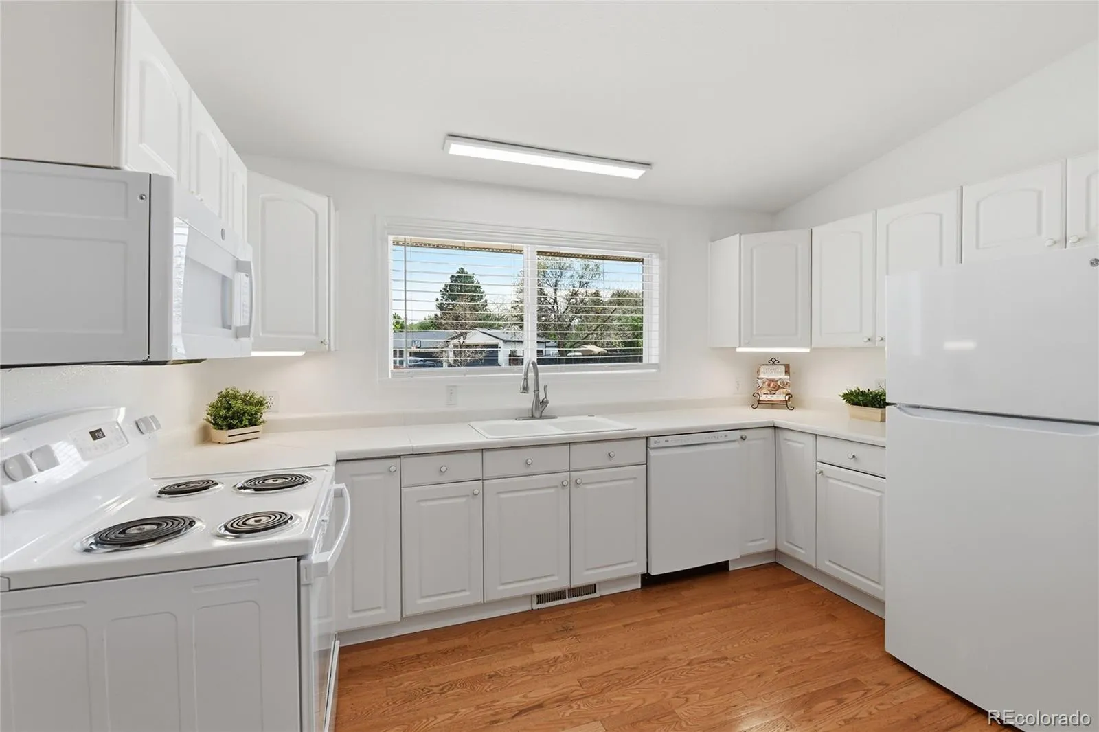 5445 W Caryl Place Littleton CO 80128 MLS #REC3001076 05192026140738 1600 8