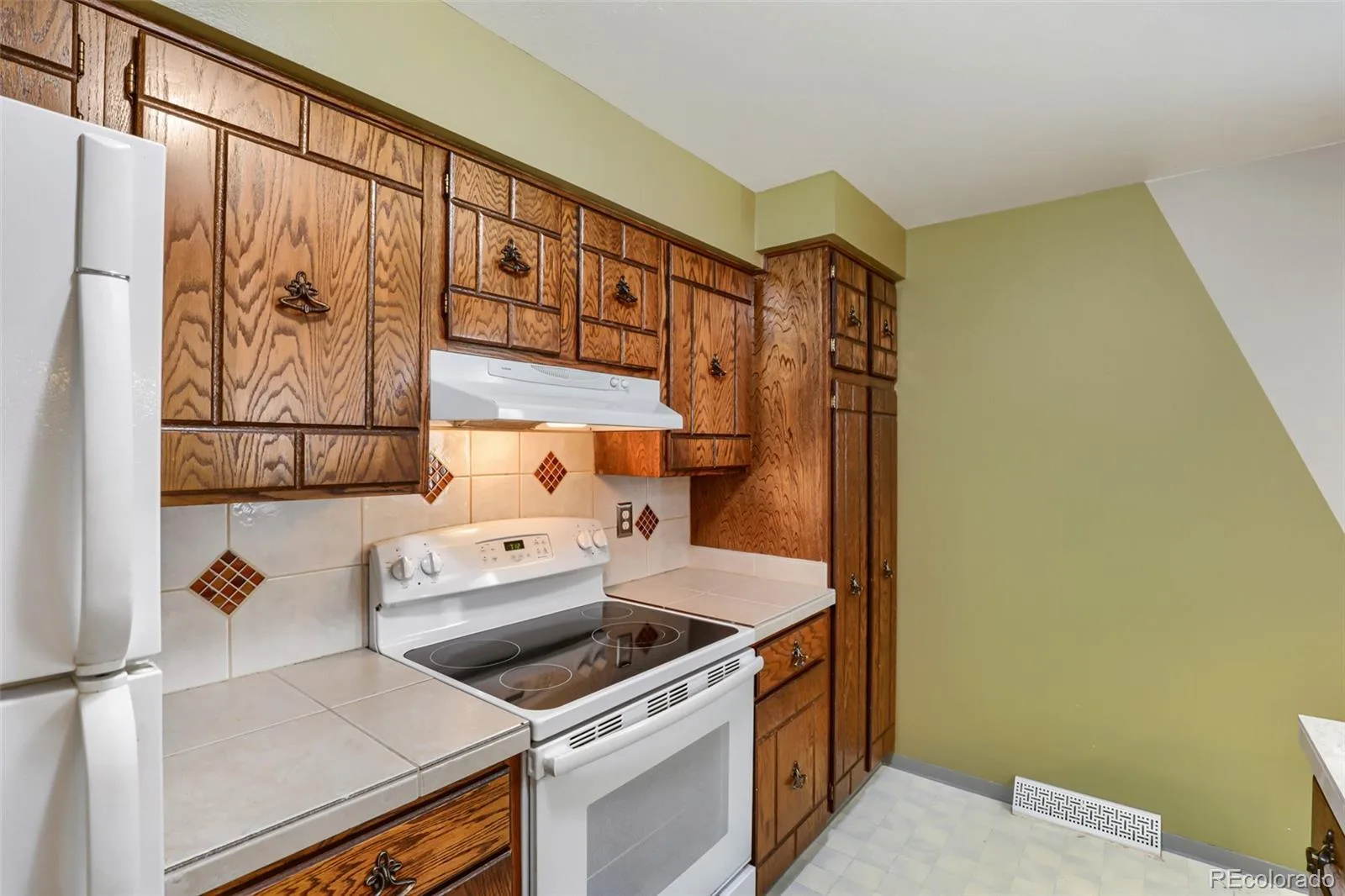 1162 S Eagle Circle #A Aurora CO 80012 | MLS #REC3007603 06112026215559 1600 10