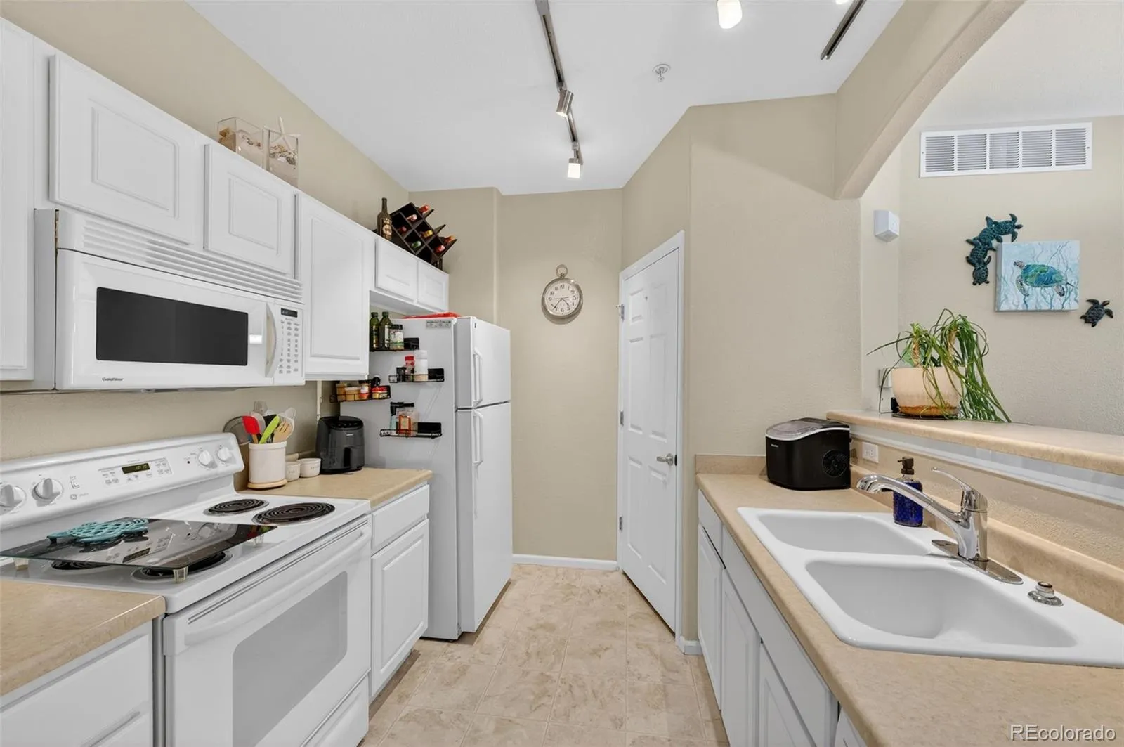 5255 Memphis Street #806 #8 Denver CO 80239 MLS #REC3030540 05272026023310 1600 11