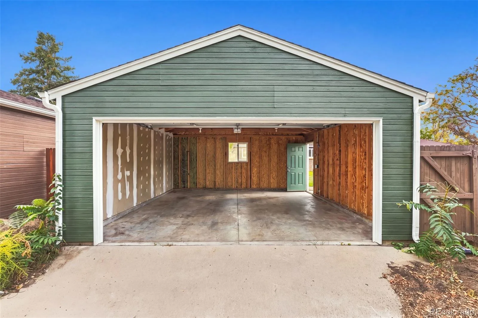 3030 Newport Street Denver CO 80207 | MLS #REC3061623 10092026004935 1600 27
