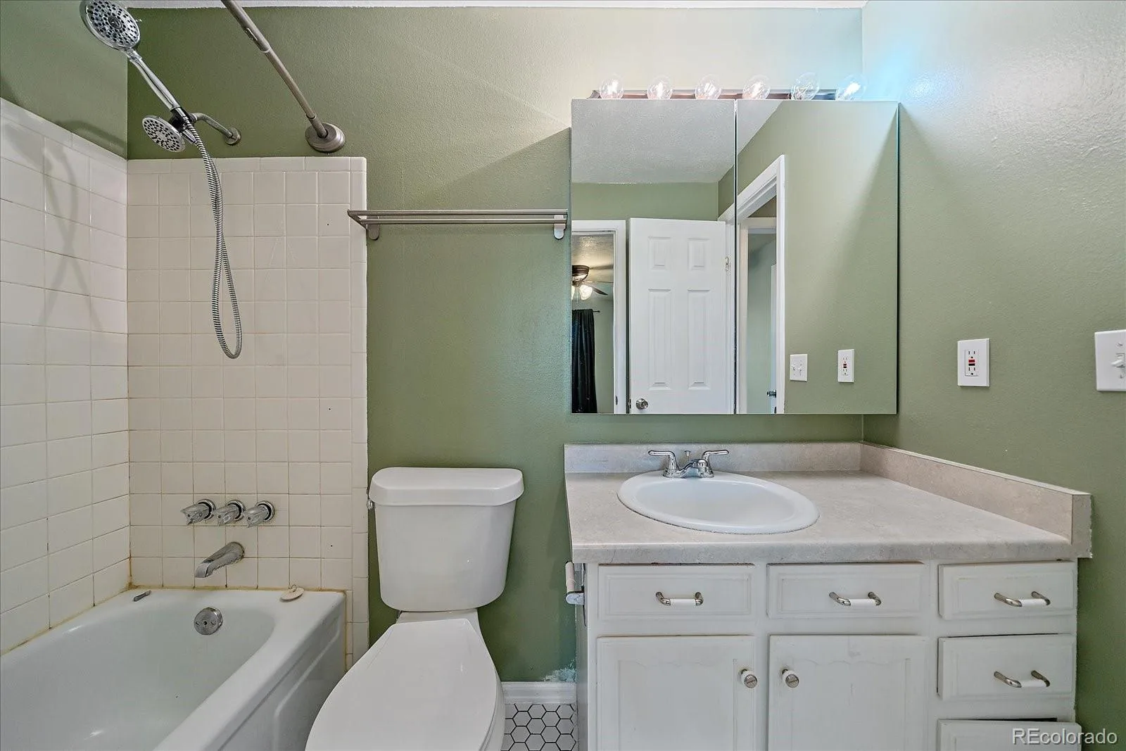 7404 S Zephyr Court Littleton CO 80128 | MLS #REC3082700 06162026172136 1600 18
