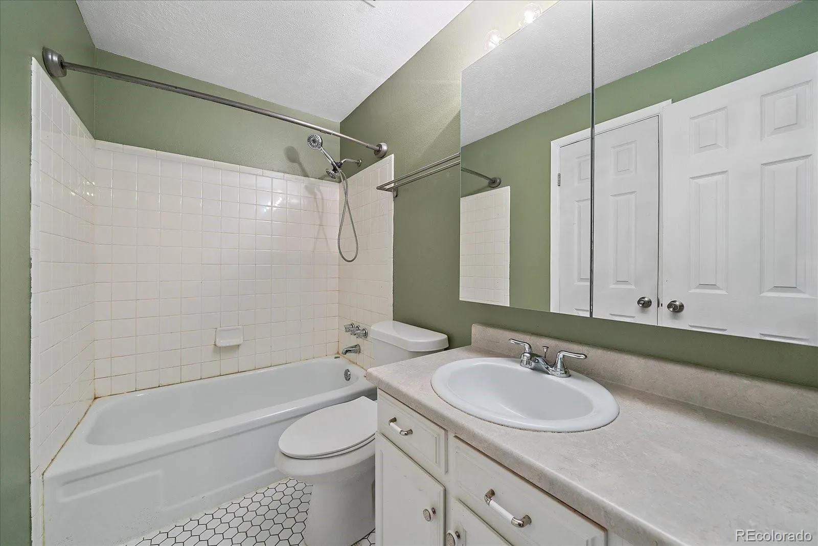 7404 S Zephyr Court Littleton CO 80128 | MLS #REC3082700 06162026172136 1600 19