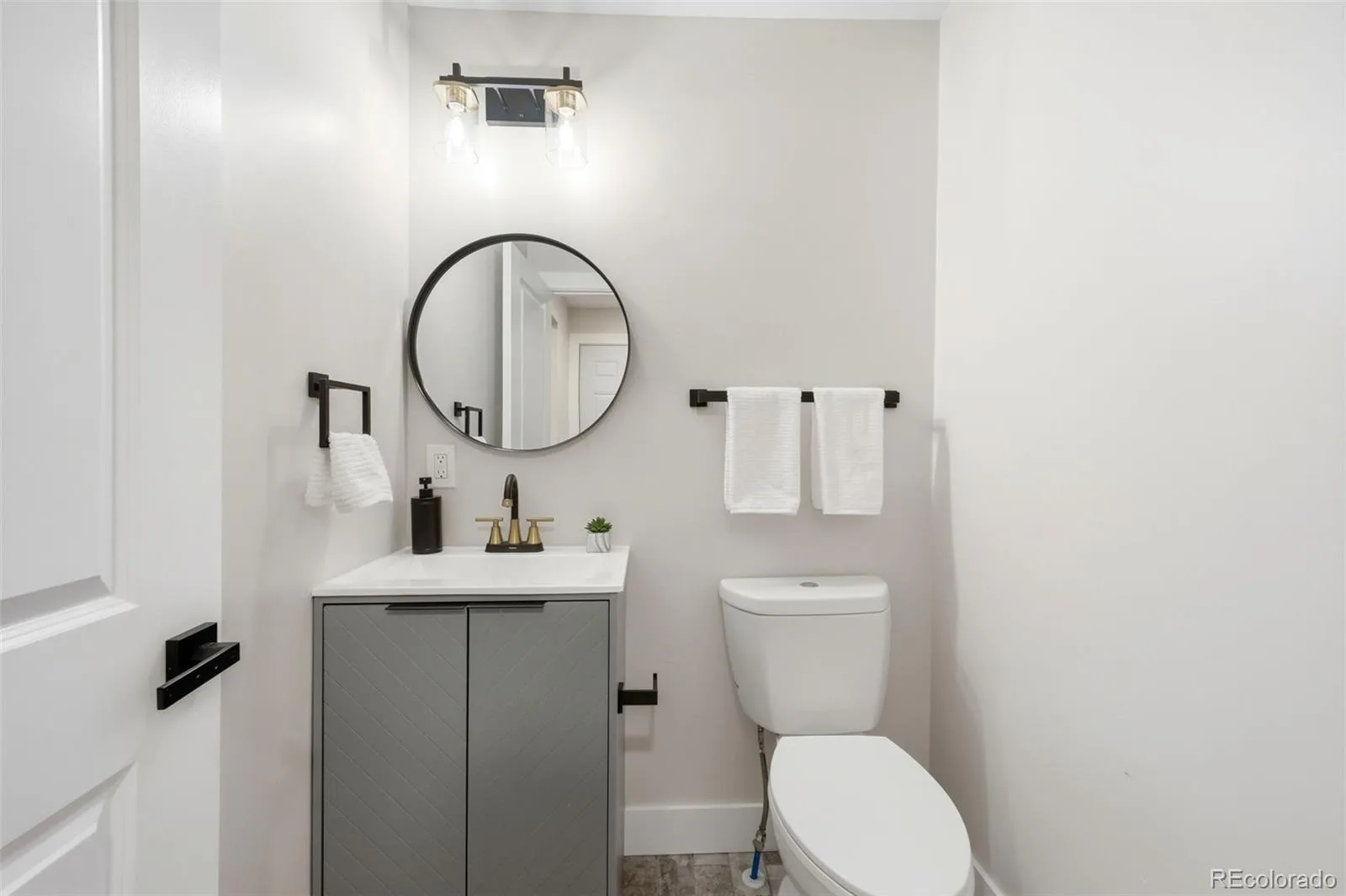 3831 S Hillcrest Drive Denver CO 80237 | MLS #REC3291525 08052026232902 1600 18