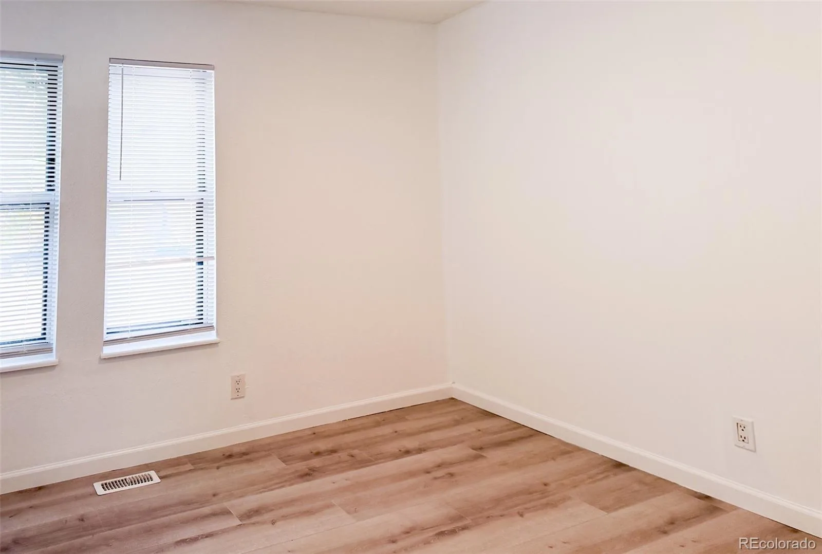 3719 E MISSION PARKWAY Aurora CO 80013 | MLS #REC3298235 10102026053017 1600 22