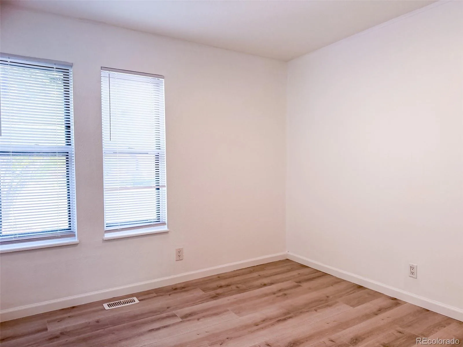 3719 E MISSION PARKWAY Aurora CO 80013 | MLS #REC3298235 10102026053017 1600 24